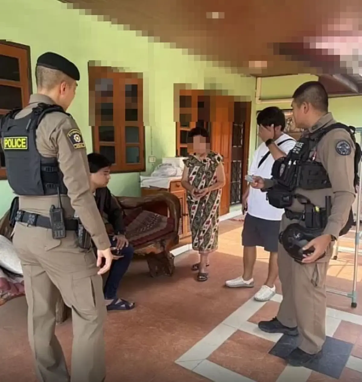 ยาย 80 ถูกแก๊งคอลฯ หลอกยับ ไม่เชื่อตำรวจจริง ต้องปีนรั้วบุกช่วย