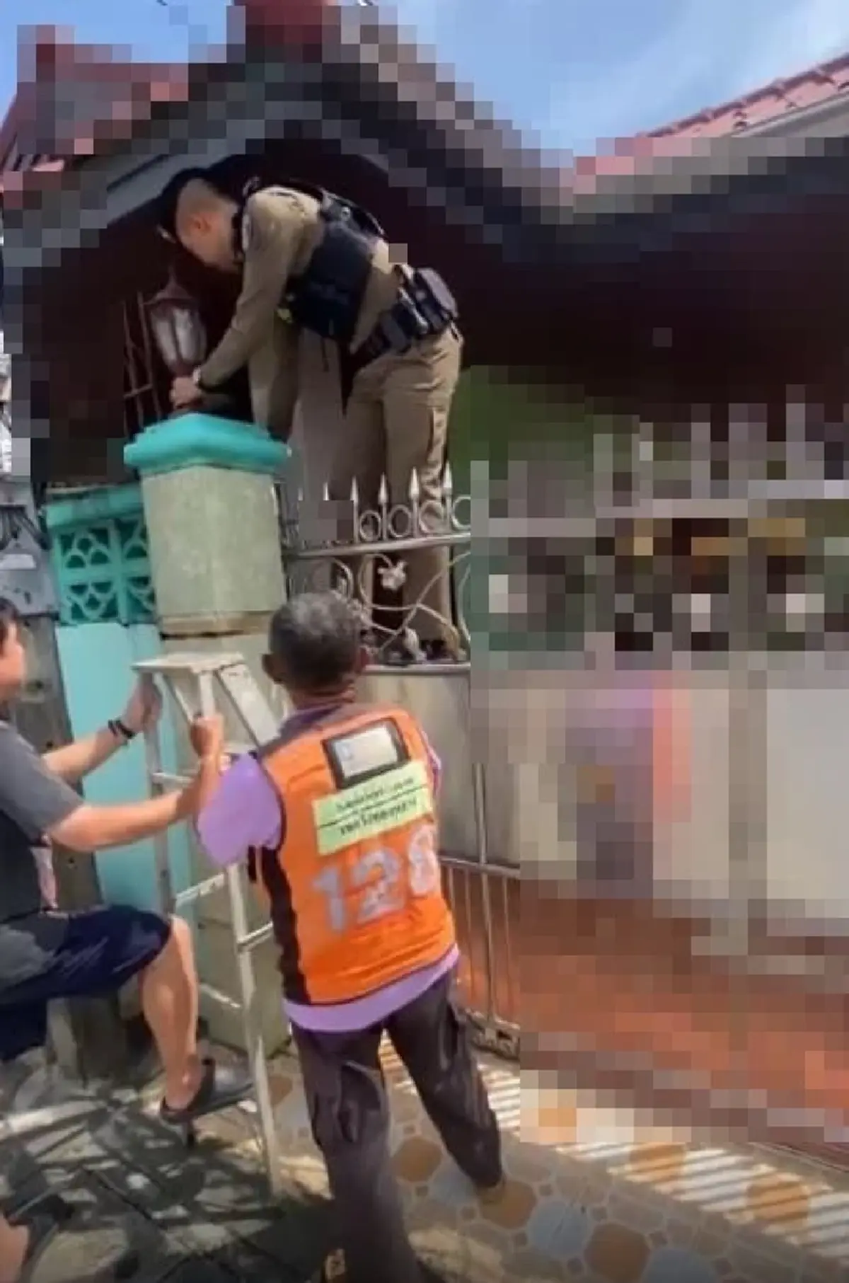 ยาย 80 ถูกแก๊งคอลฯ หลอกยับ ไม่เชื่อตำรวจจริง ต้องปีนรั้วบุกช่วย