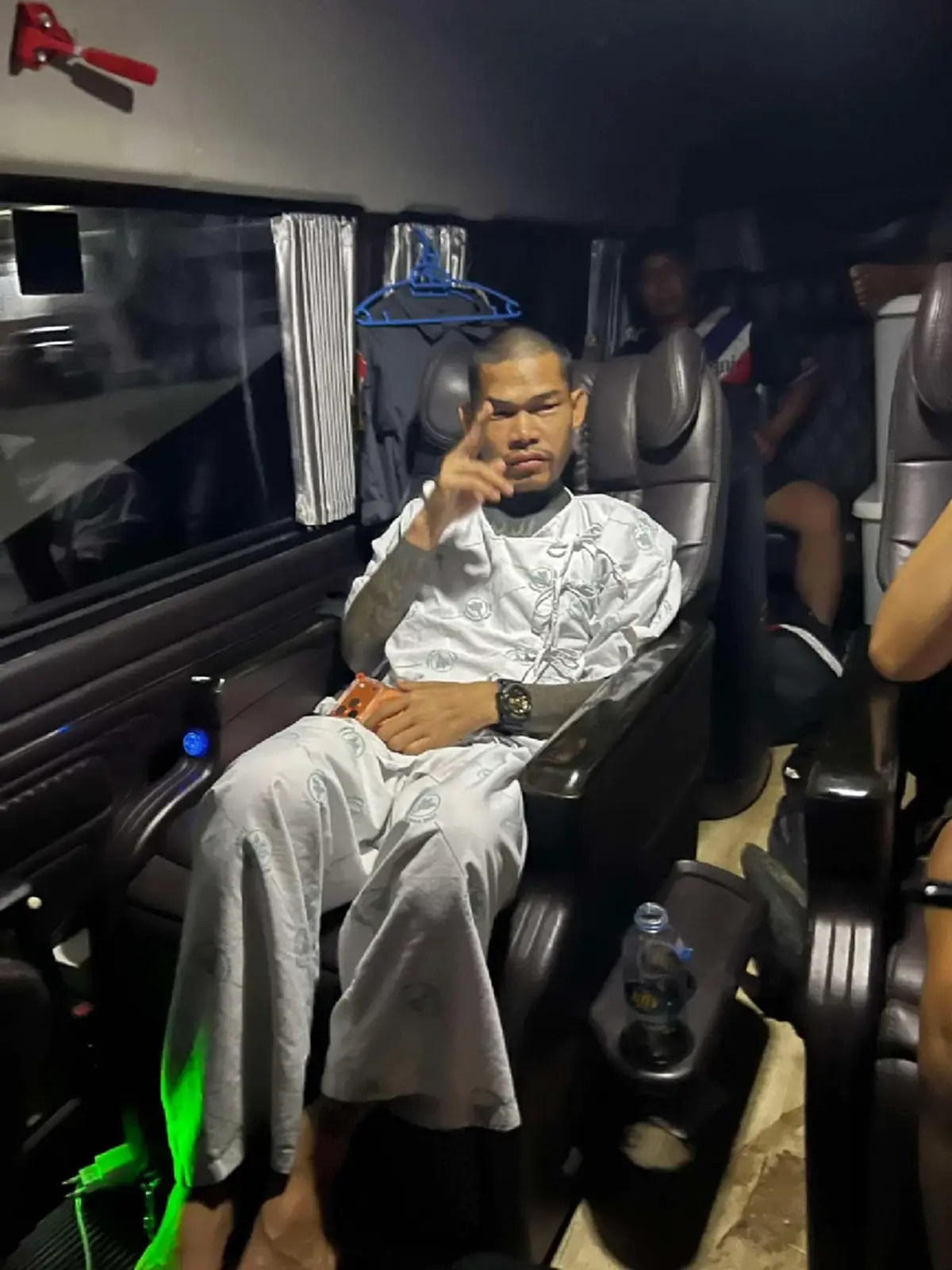 หมอสั่งพัก "ปอนด์ จักรกฤษณ์" วูบกะทันหัน เพื่อนๆต้องรีบหามส่ง รพ.