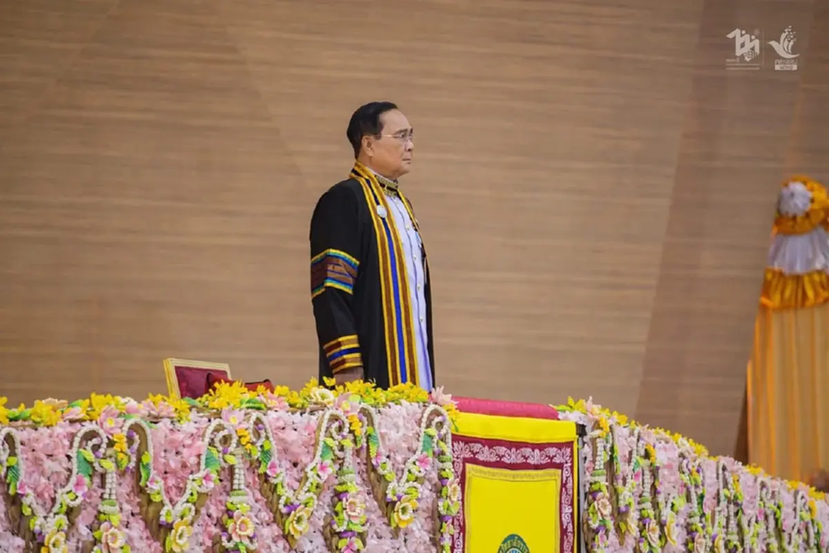 โปรดเกล้าฯ \"พล.อ.ประยุทธ์\" ผู้แทนพระองค์ พระราชทานปริญญาบัตร