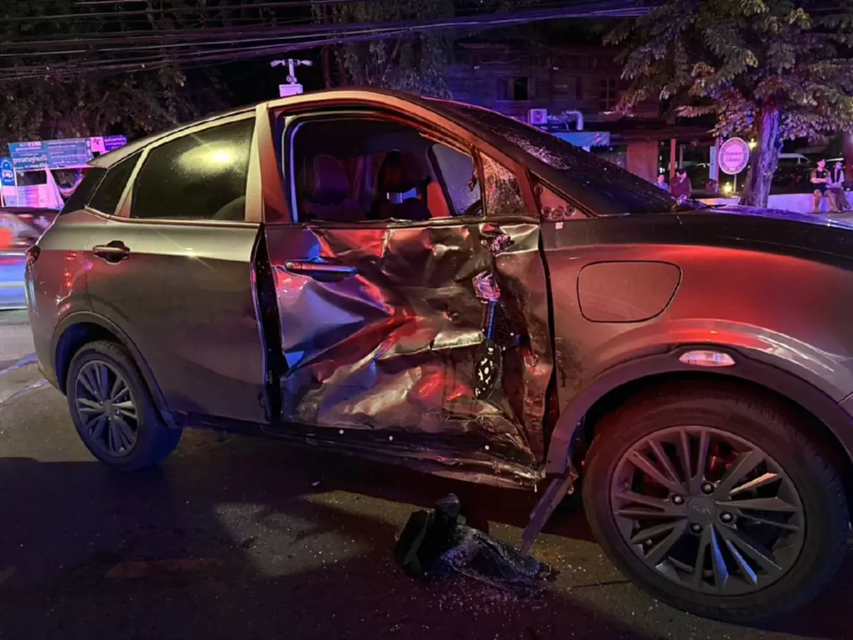 สลด 2 นักศึกษา ม.ดัง ขี่จยย.กลับหอ ถูกเก๋งเปลี่ยนเลนชน ดับ 1 สาหัส 1