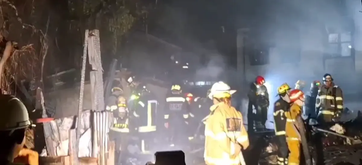 ระทึกกลางดึก ไฟไหม้ชุมชนหลังสถานีรถไฟวงเวียนใหญ่ ชาวบ้านหนีตายอลหม่าน