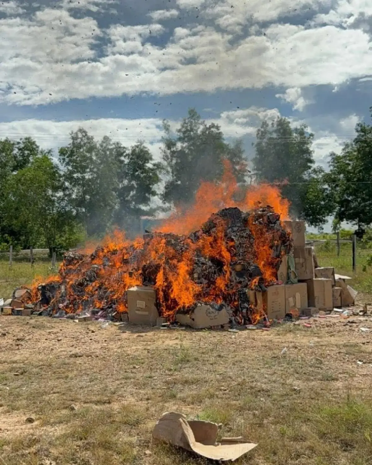 อินฟลูฯ เขมร เผาสินค้าไทย ล่าสุดร่ำไห้ ผัวบอกเลิก ไล่ออกจากบ้าน