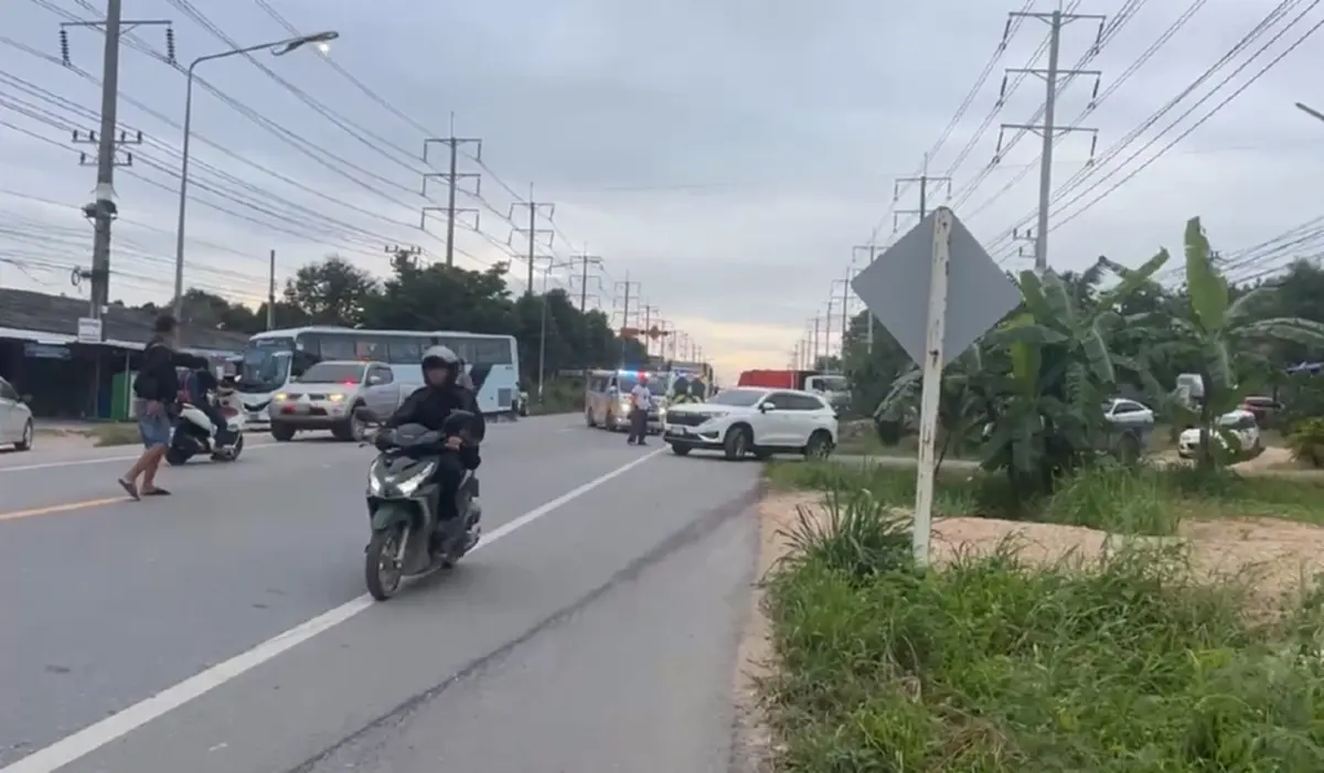 สลดยามเช้า รถสองแถวรับส่ง นร. ชนรถบัส เสียชีวิต 1 บาดเจ็บอื้อ