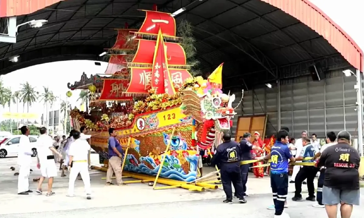 แห่ส่องเลขเรือสำเภามงคล ชาวสมุทรสงครามพิธีกินเจ ขอพรเทพเจ้า