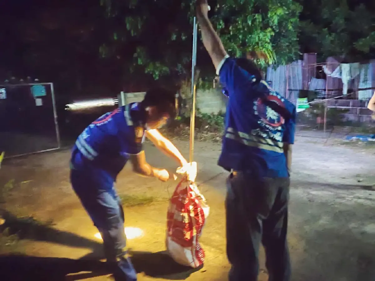 เจ้าของบ้านผวา งูเห่าเลื้อยซุกห้องครัว แห่ส่องบ้านเลขที่