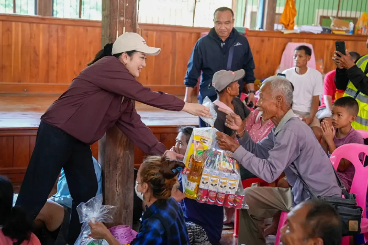 ‘แพทองธาร’ นำทีมเพื่อไทยลงพื้นที่ช่วยเหลือน้ำท่วม อุตรดิถต์