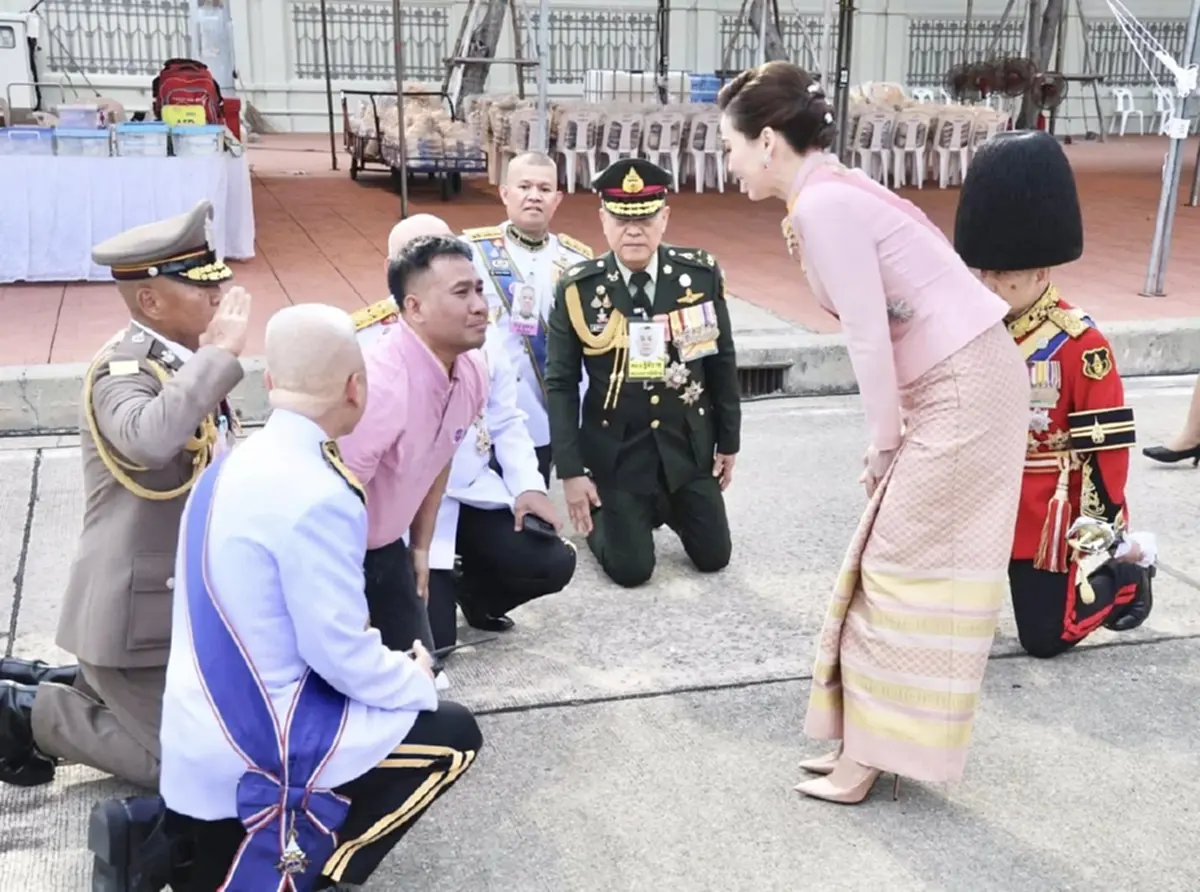 เปิดอาชีพ "ชายเสื้อชมพู" วิ่งเข้าไปในขบวนเสด็จในหลวง-พระราชินี
