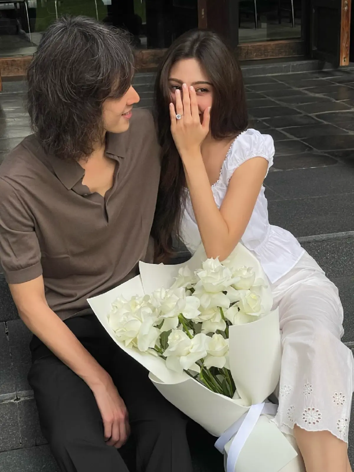 นางเอกสาว ถูกแฟนหนุ่ม ระฟ้า ทายาทอากู๋ แกรมมี่ เซอร์ไพรส์ขอแต่งงาน