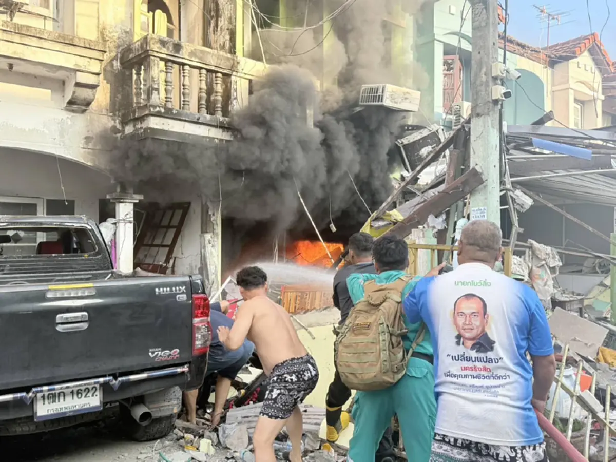 สลดใจ แก๊สระเบิดไฟไหม้บ้าน ดับ 1 ราย บาดเจ็บอีกจำนวนมาก