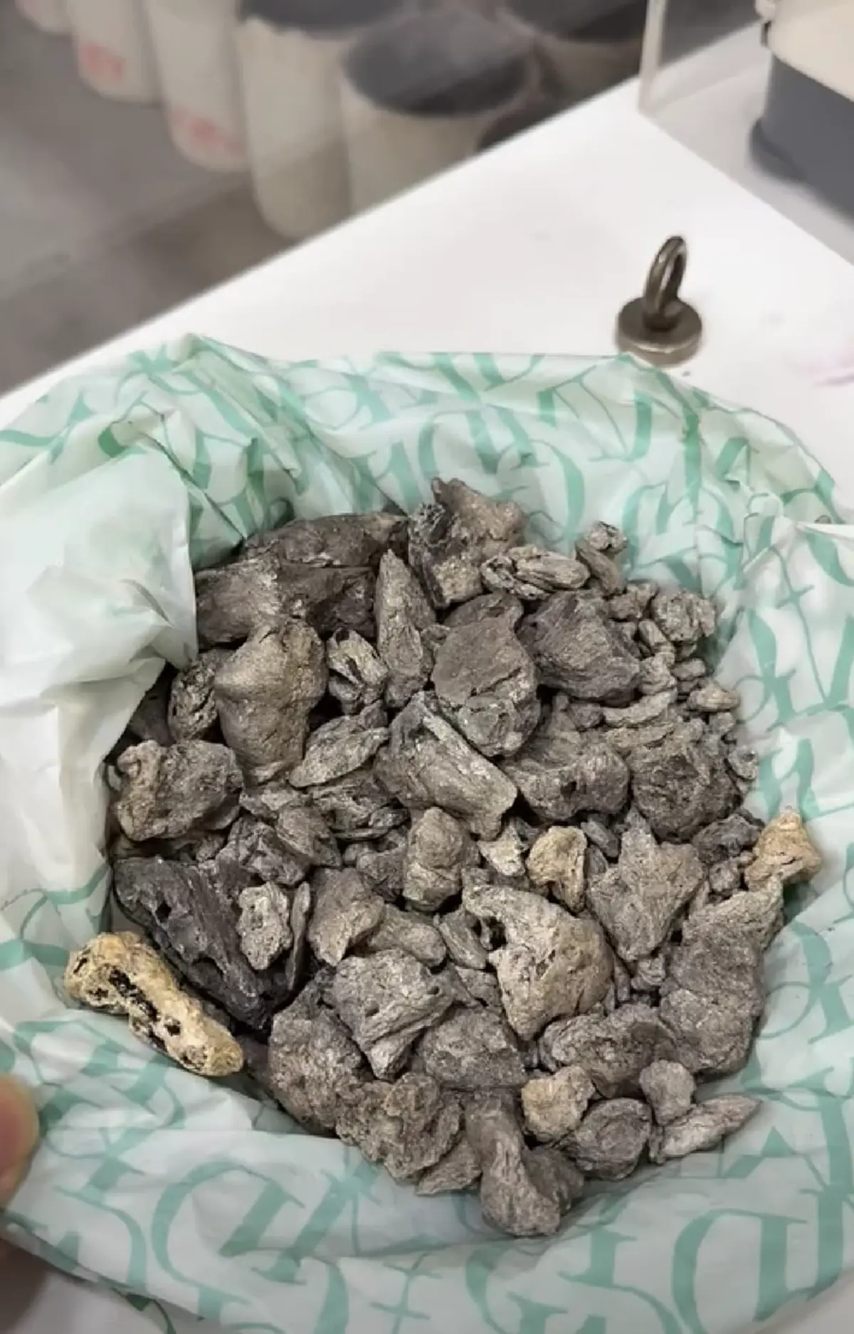 หนุ่มงง ลูกค้านำก้อนสีเทา มาหลอม รู้ว่าอะไรว่าพีก เห็นราคาพีกอีก