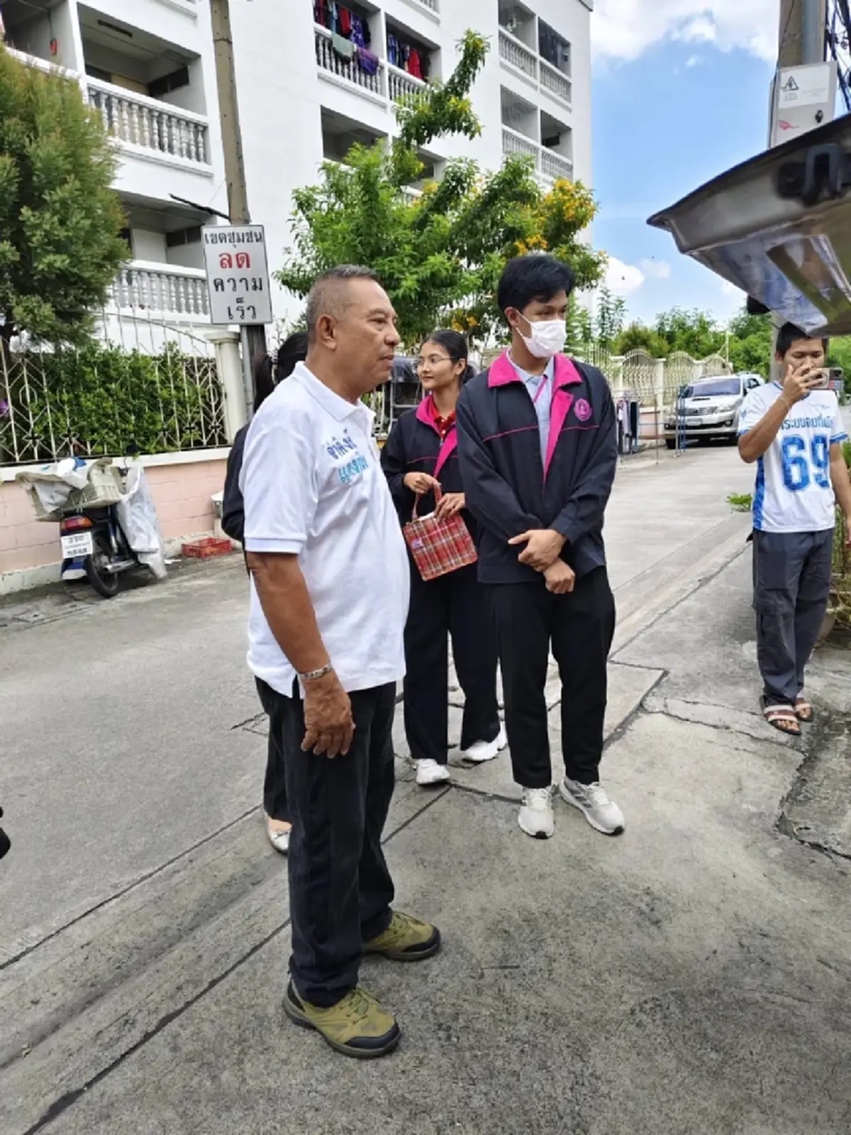 สุดใจดำ ลูกเมียขับรถพาคุณตา วัย 80 มาทิ้งให้อดอยากข้างถนน