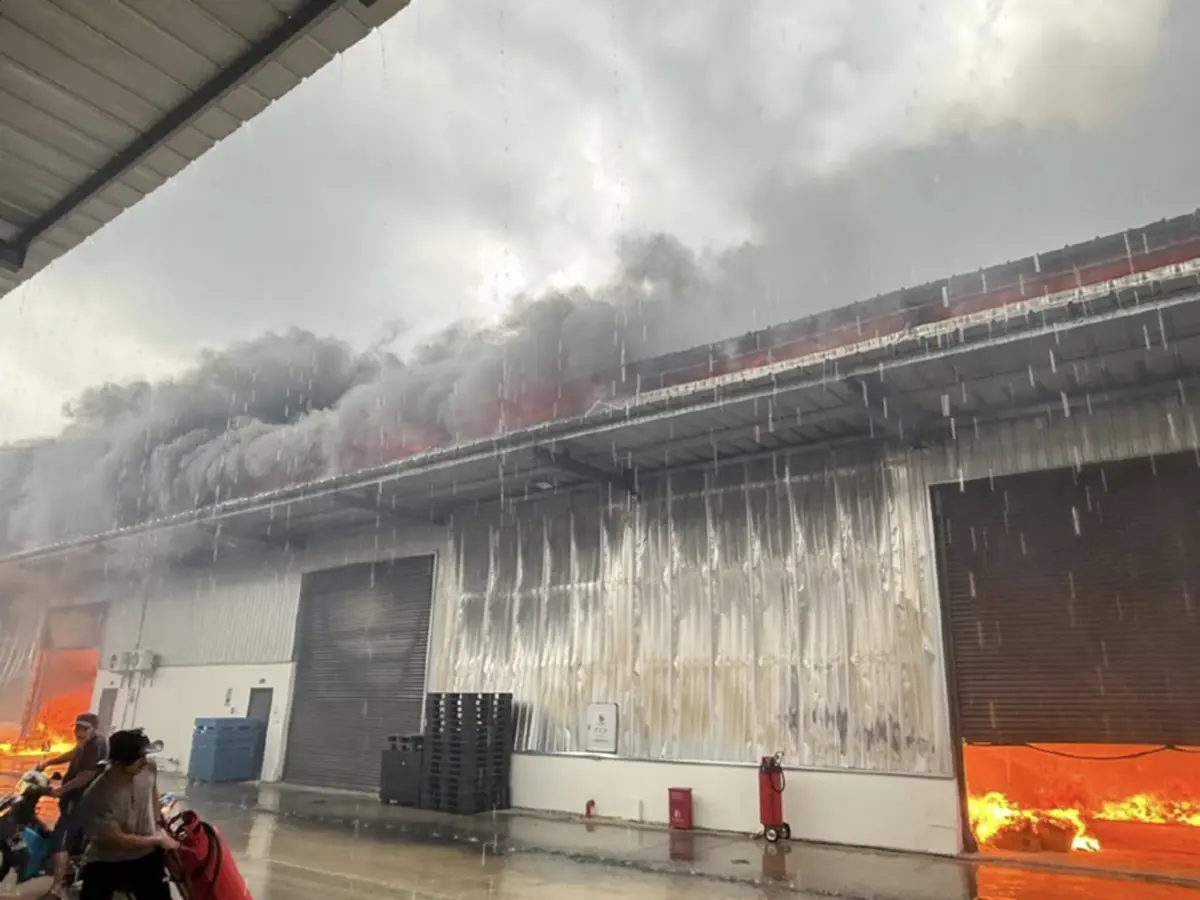 เกิดเหตุเพลิงไหม้โกดังเก็บอุปกรณ์ไฟฟ้า เจ้าหน้าที่ช่วยกันระงับเหตุ จ.ปทุมธานี