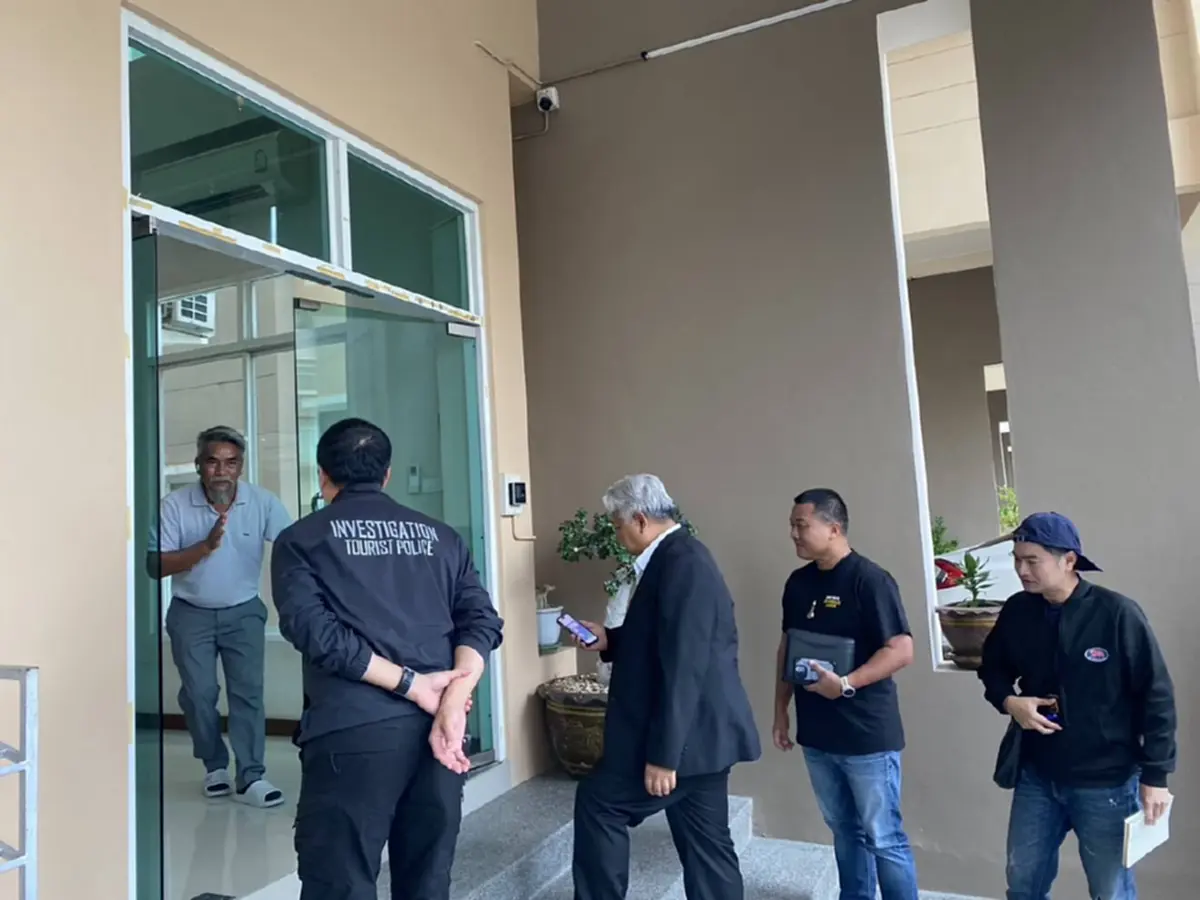 ตร.บุกค้น บ.ทัวร์ ย่านร่มเกล้า ปมไกด์เถื่อนบังคับซื้อสินค้า