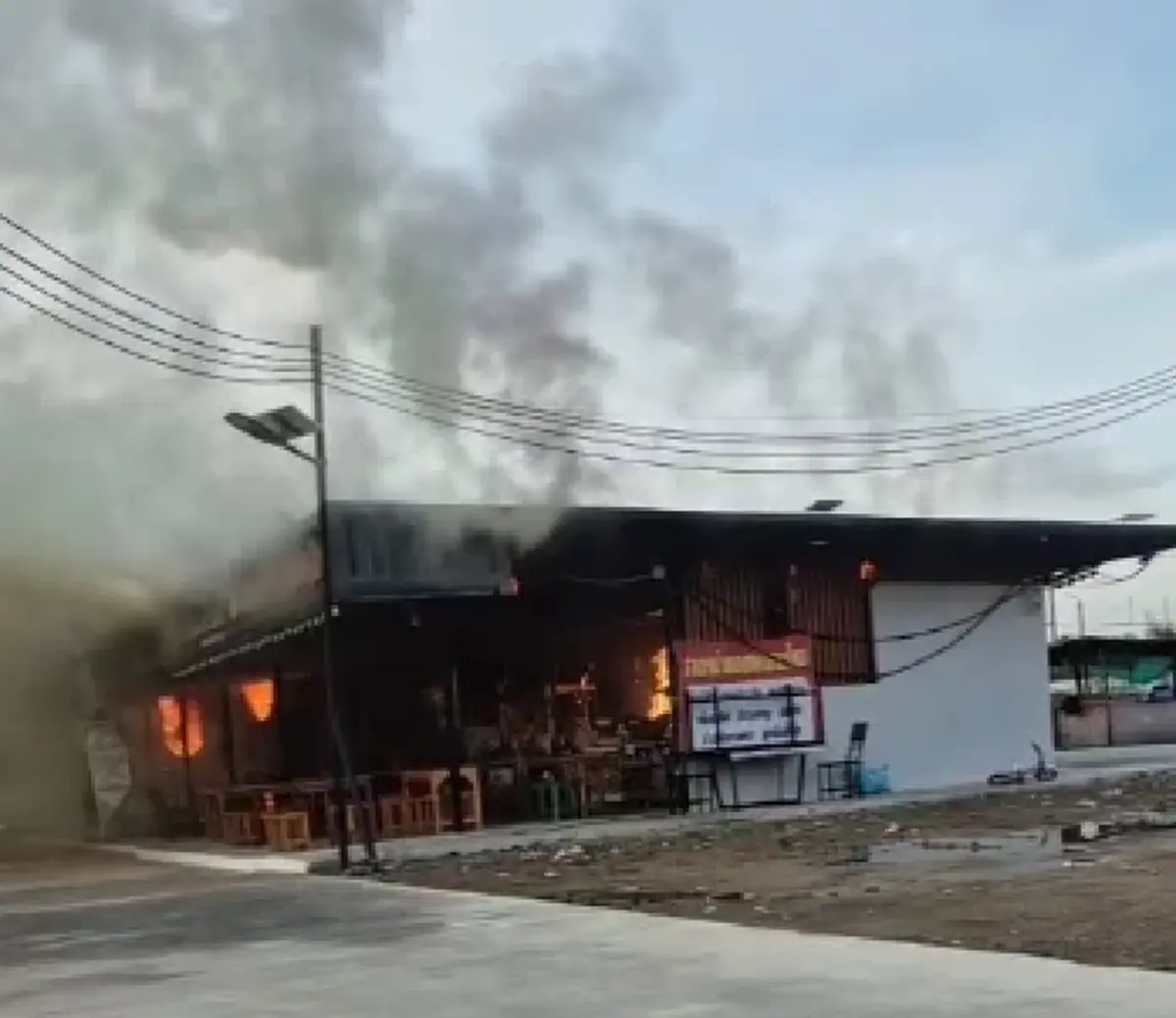 เหตุเพลิงไหม้ภายในตลาดนัดซอยแพรกษา เสียหาย 6 ล็อก เจ็บ 1 ราย