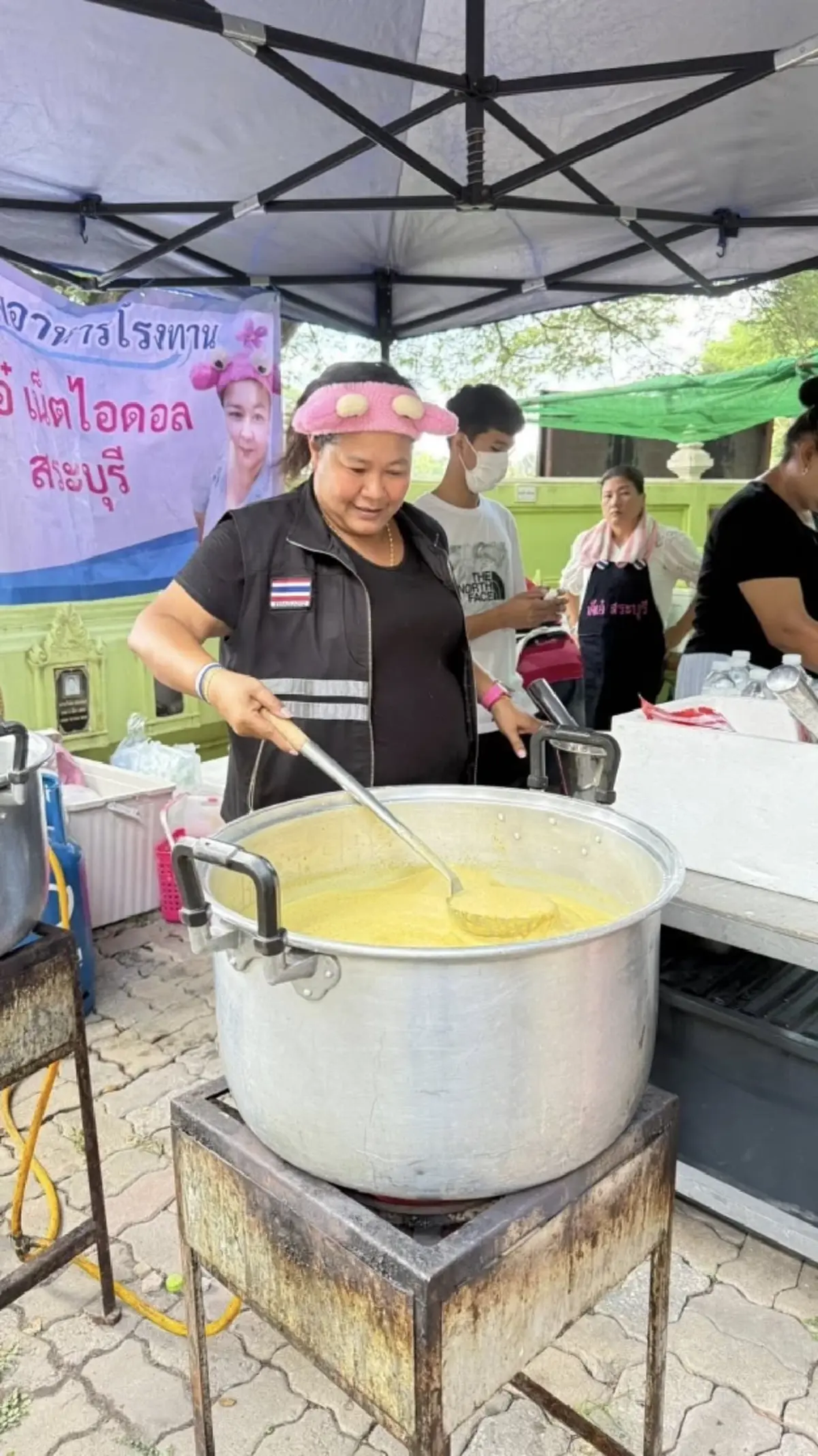 เจ๊เอ๋ เปิดโรงทานถวายเป็นพระราชกุศลแด่ สมเด็จพระพันปีหลวง