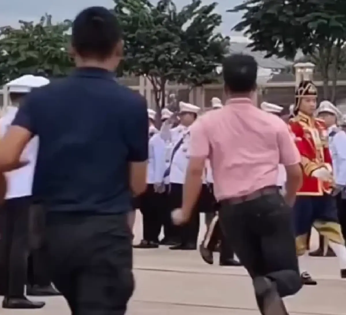 เปิดอาชีพ "ชายเสื้อชมพู" วิ่งเข้าไปในขบวนเสด็จในหลวง-พระราชินี