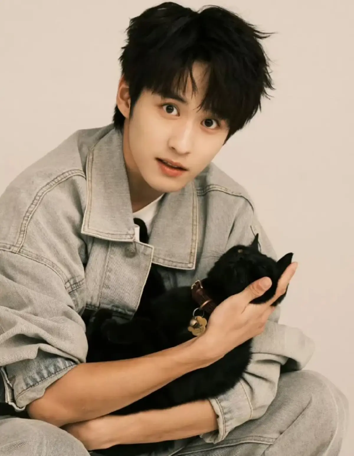 สงสาร พระเอกดาวรุ่ง สีหน้าตื่นกลัว เจอแฟนคลับเบียดแน่นสนามบิน