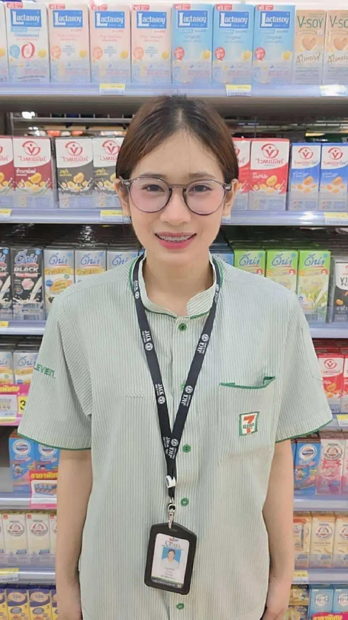 พนักงานเปิดกล่องแว่นที่ลูกค้าลืมไว้ เห็นของข้างใน รีบคืนทันที