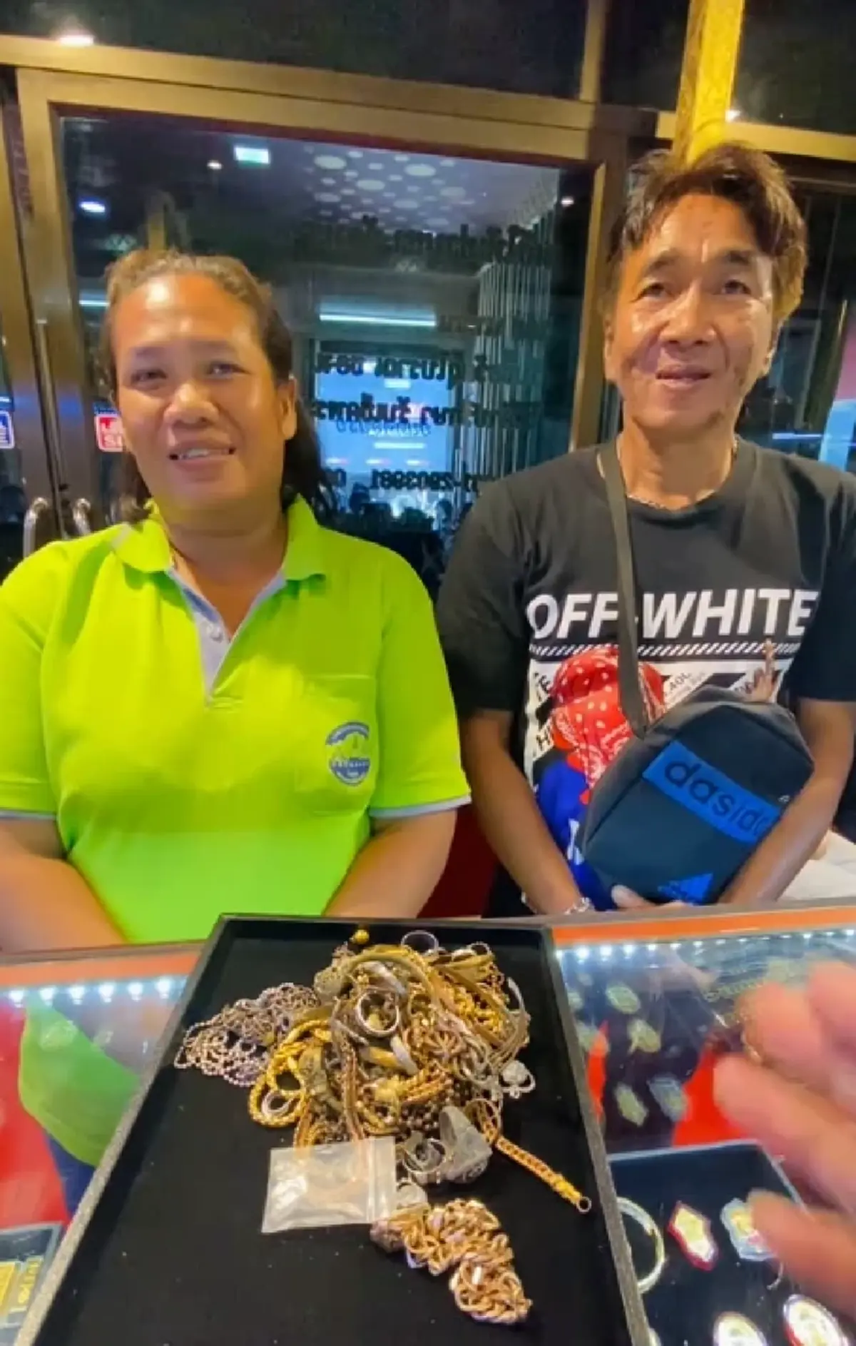 ลูกค้าเก็บทองได้จากกองขยะ เอามาให้ช่างทองหลอม รู้มูลค่าตกใจ