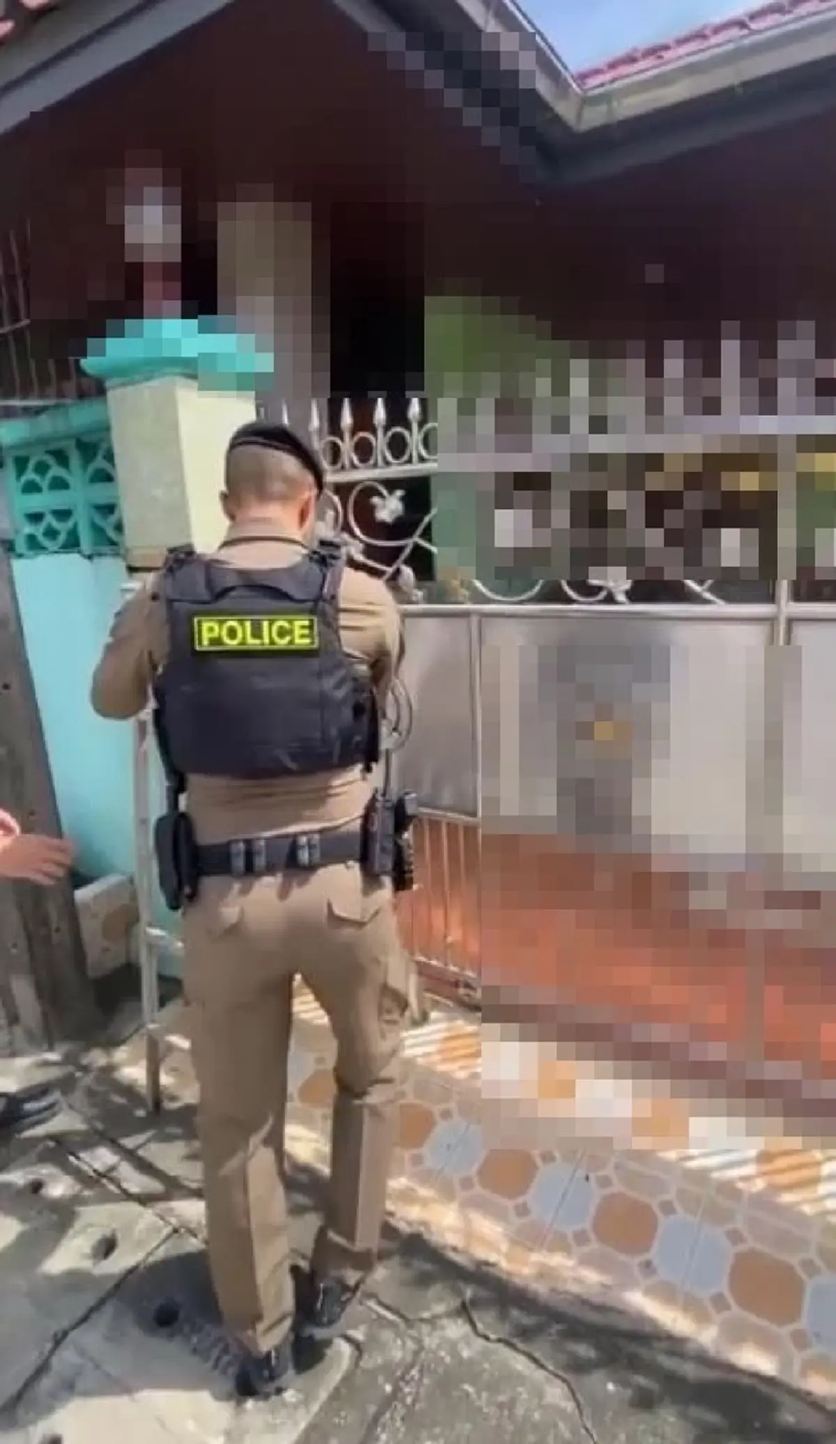 ยาย 80 ถูกแก๊งคอลฯ หลอกยับ ไม่เชื่อตำรวจจริง ต้องปีนรั้วบุกช่วย