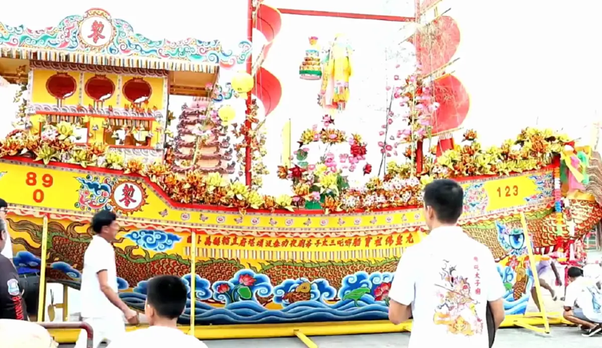 แห่ส่องเลขเรือสำเภามงคล ชาวสมุทรสงครามพิธีกินเจ ขอพรเทพเจ้า