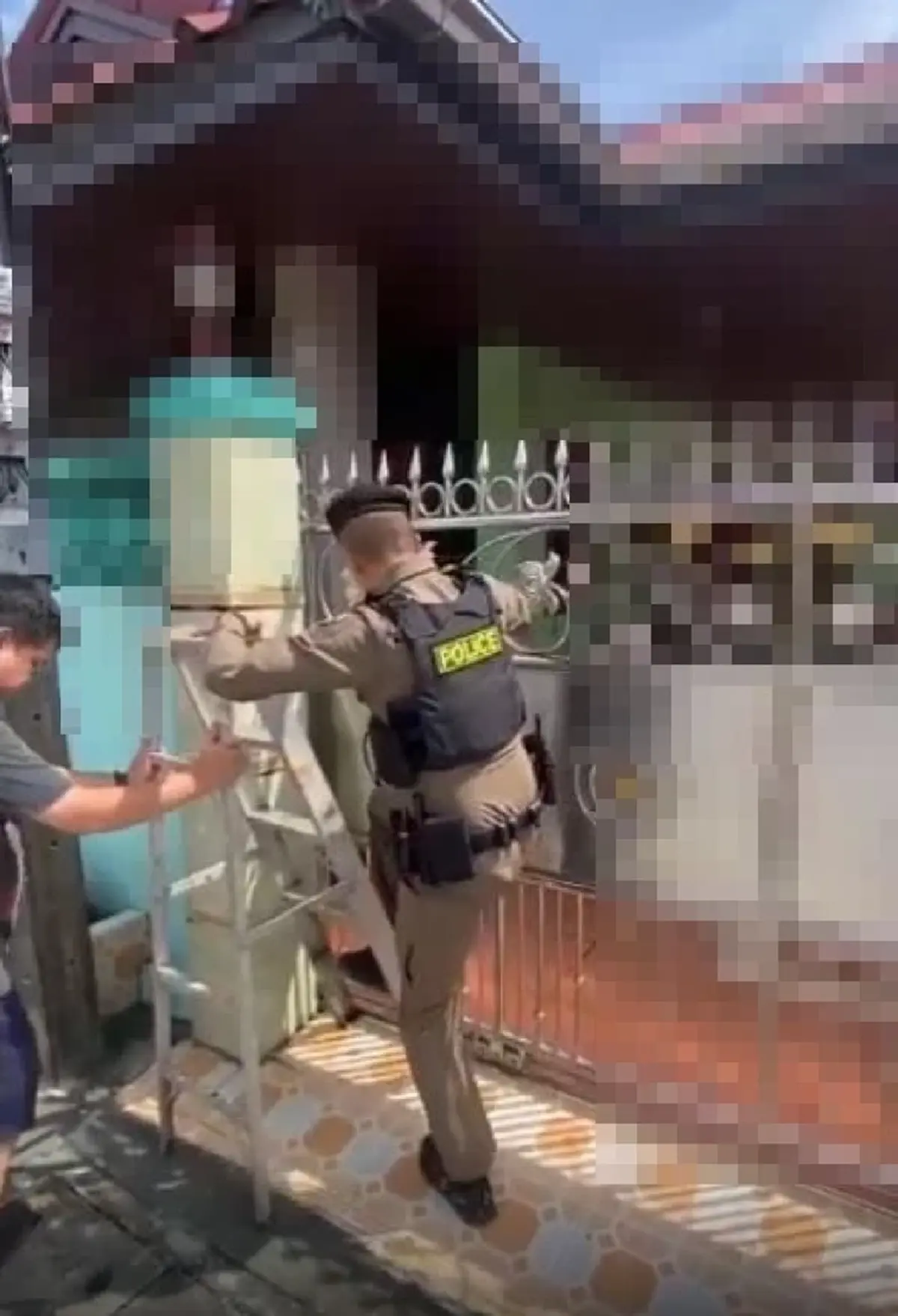 ยาย 80 ถูกแก๊งคอลฯ หลอกยับ ไม่เชื่อตำรวจจริง ต้องปีนรั้วบุกช่วย