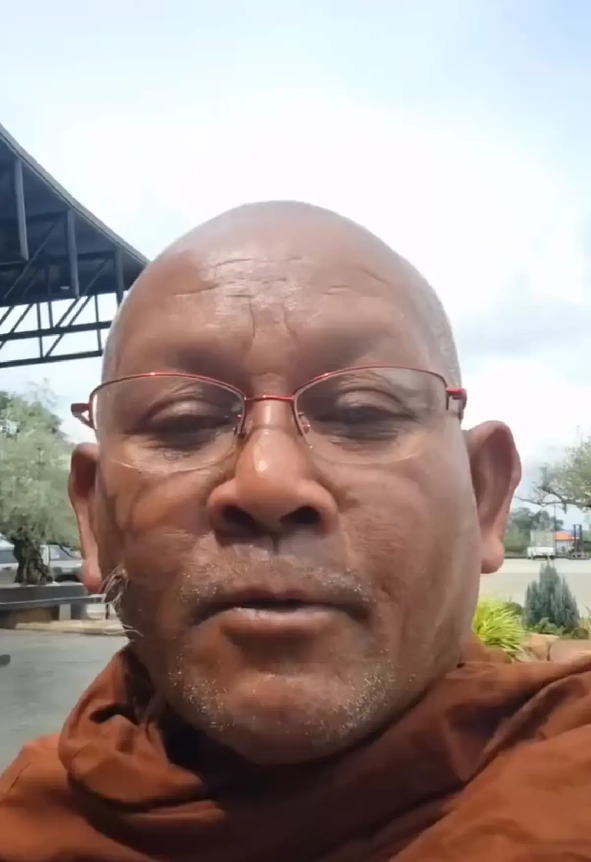 ทัวร์ลงยับ หลวงตาสุจ อัดคลิปขู่ปิดร้านกาแฟคนสุรินทร์ในเขมร