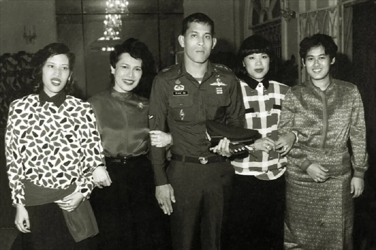 พระราชประวัติ สมเด็จพระนางเจ้าสิริกิติ์ พระบรมราชินีนาถ พระบรมราชชนนีพันปีหลวง