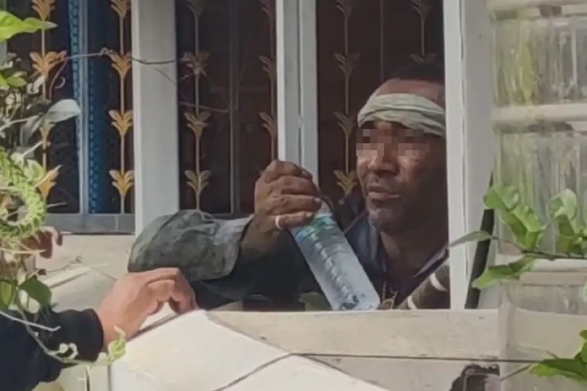 หนุ่มคลั่งราดน้ำมันตัวเอง ถือมีดป่วน ตำรวจปิดซอยระงับเหตุระทึก