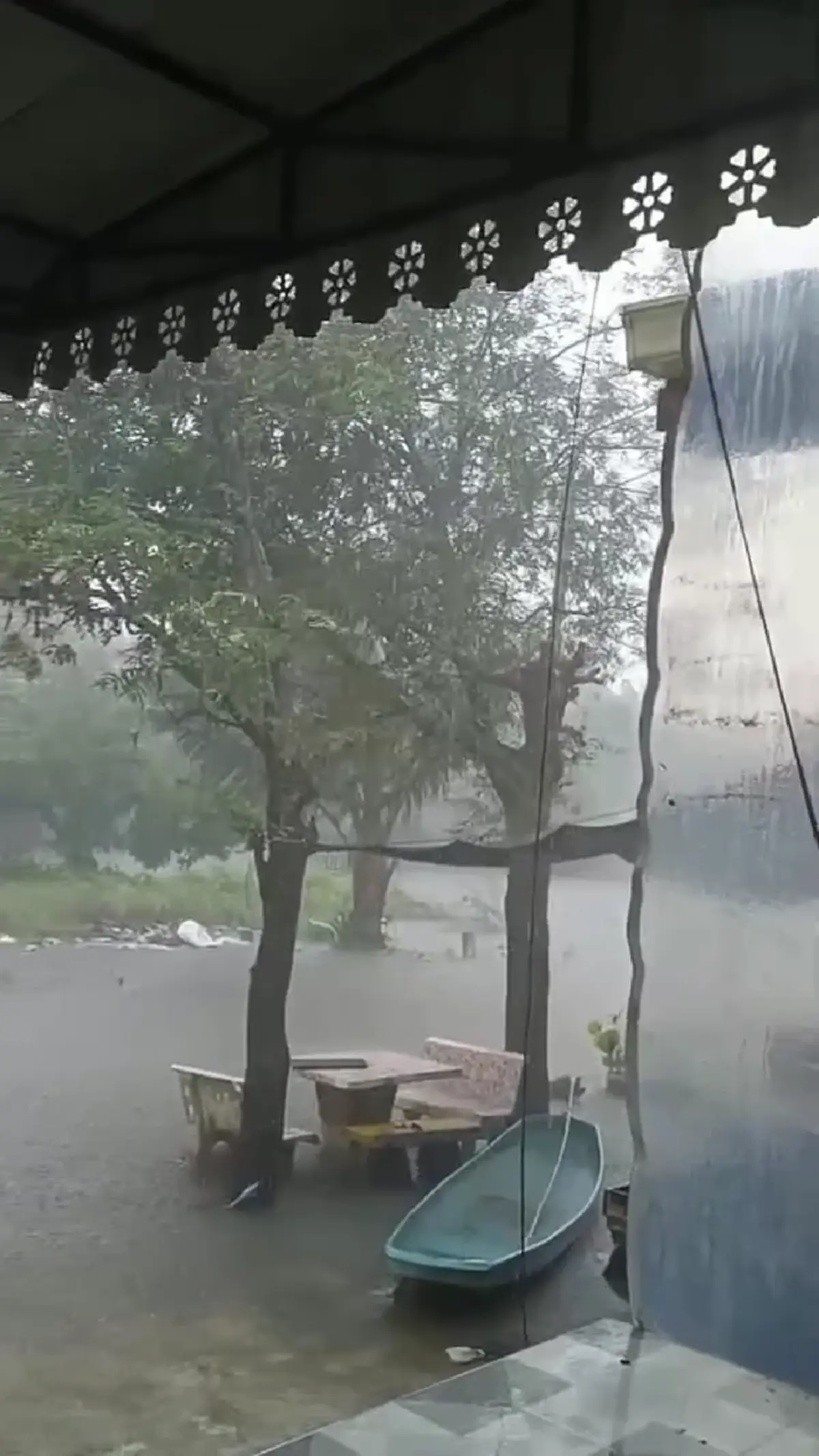 น้ำท่วมสงขลา บ้าน “หนูเล็ก ก่าก๊า” ใต้ถนนถูกตัดขาด ส่งของล่าช้า