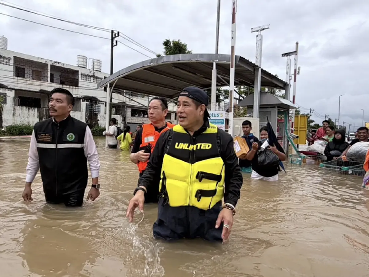 เปิดปฏิบัติการ 8 ชั่วโมง"ร.อ.ธรรมนัส"ลุยฝ่าน้ำท่วม ช่วย 500 ชีวิต