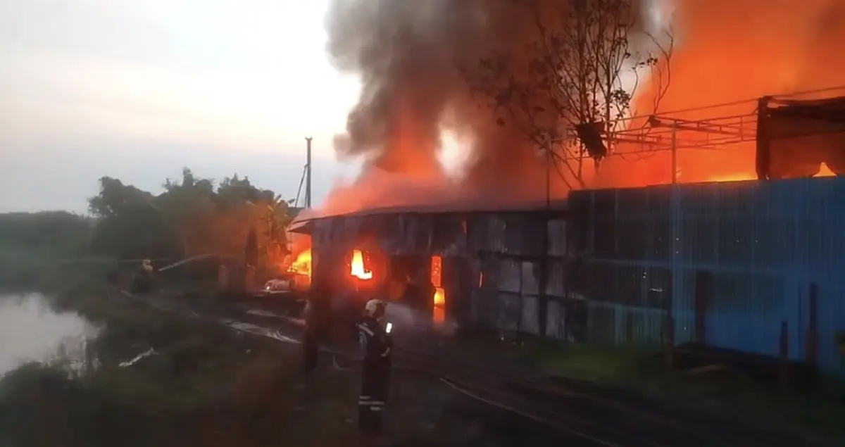 เกิดเหตุเพลิงไหม้ภายในร้านรับซื้อของเก่าถนนเทพารักษ์