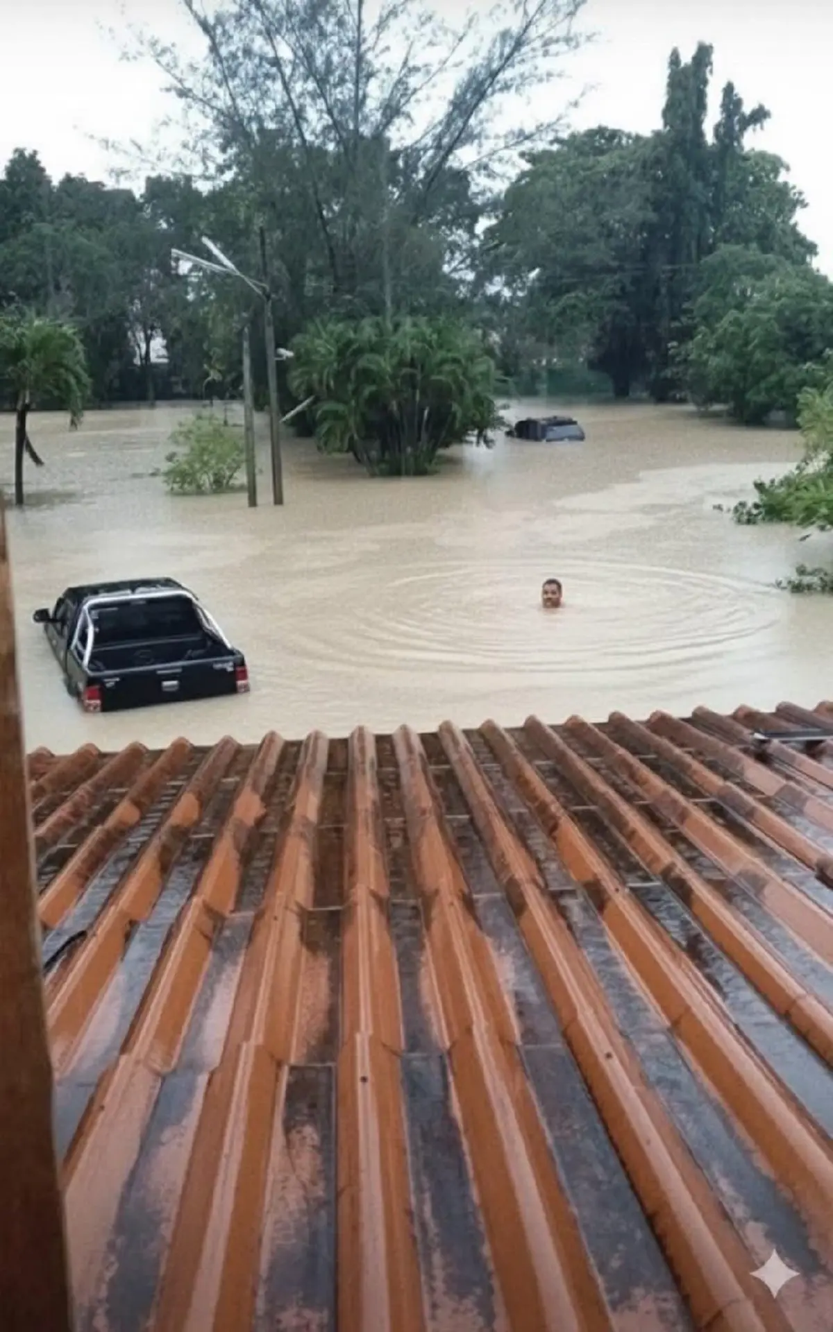 บีบหัวใจ 25ชีวิตติดน้ำท่วมหาดใหญ่ อดข้าว 2 วัน น้องถึงขั้นหมดสติ