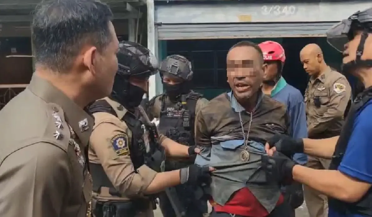 หนุ่มคลั่งราดน้ำมันตัวเอง ถือมีดป่วน ตำรวจปิดซอยระงับเหตุระทึก