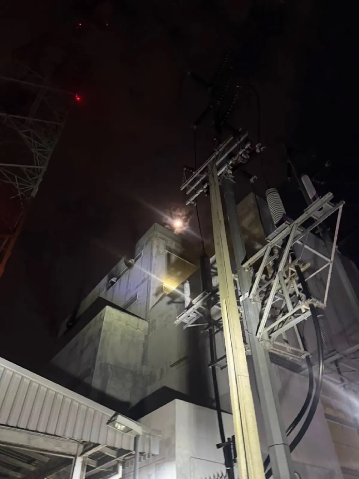 เกิดเหตุเพลิงไหม้ภายในการไฟฟ้านครหลวง สถานีย่อย ศรีครินทร์ 16