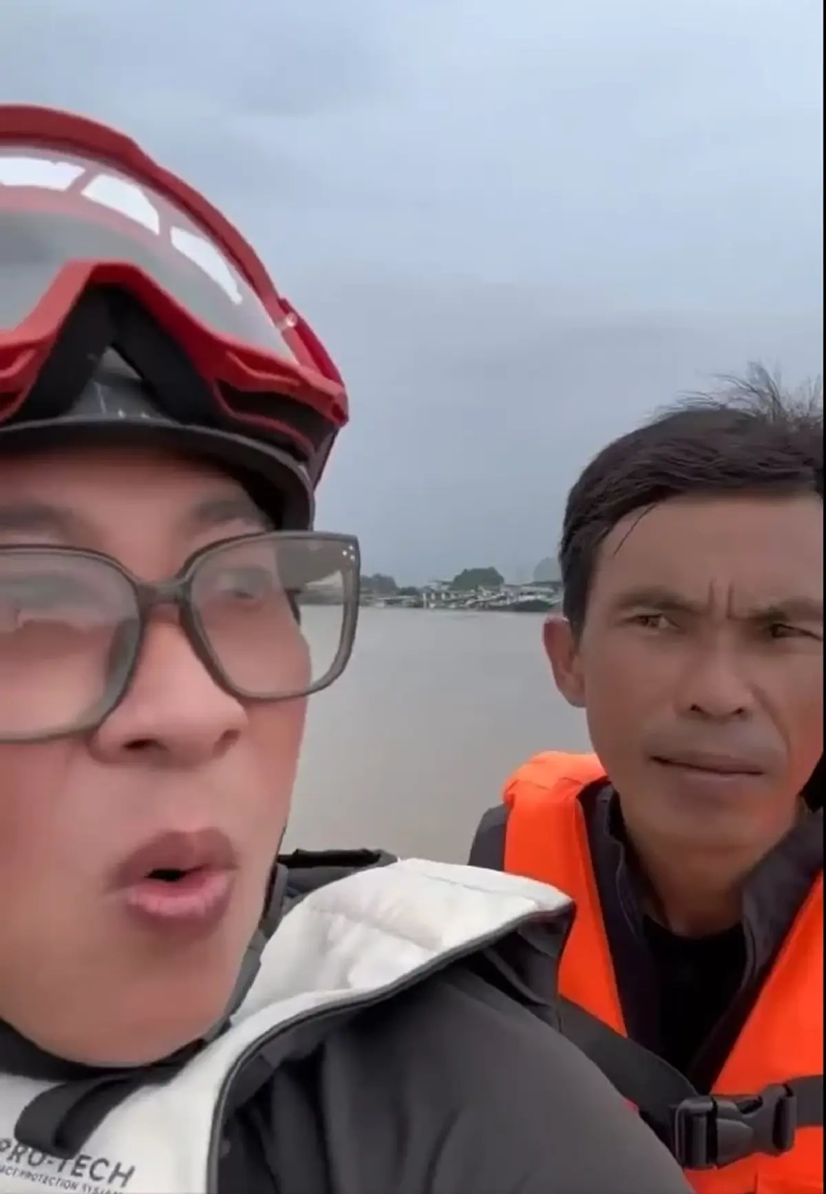 แห่ชื่นชม เปิ้ล นาคร ลุยน้ำท่วมปทุมฯ นำทีมช่วยผู้ป่วยติดเตียง