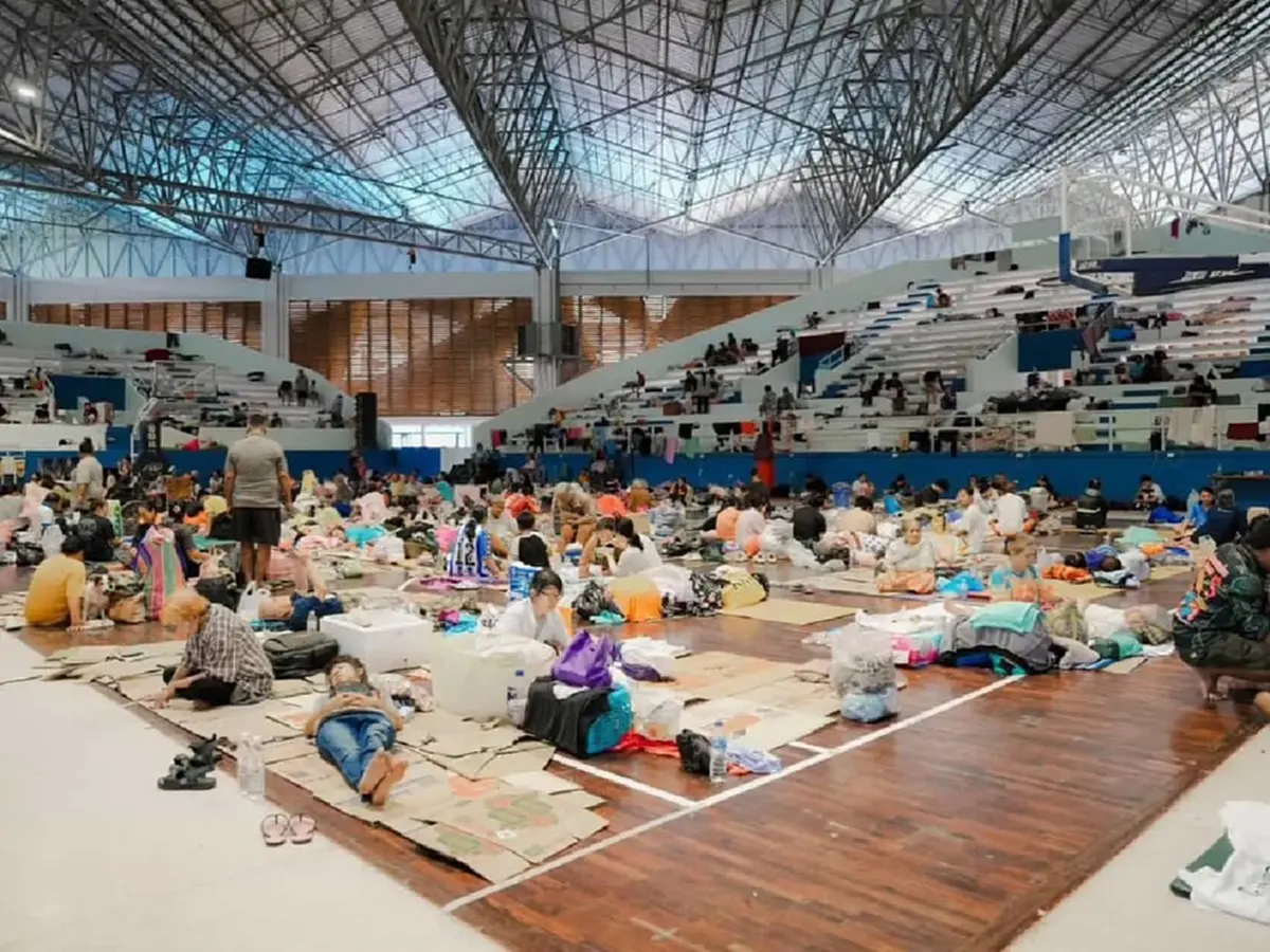  ฝรั่งหัวใจไทย ลงพื้นที่–บริจาค–อัปเดตสถานการณ์น้ำท่วม