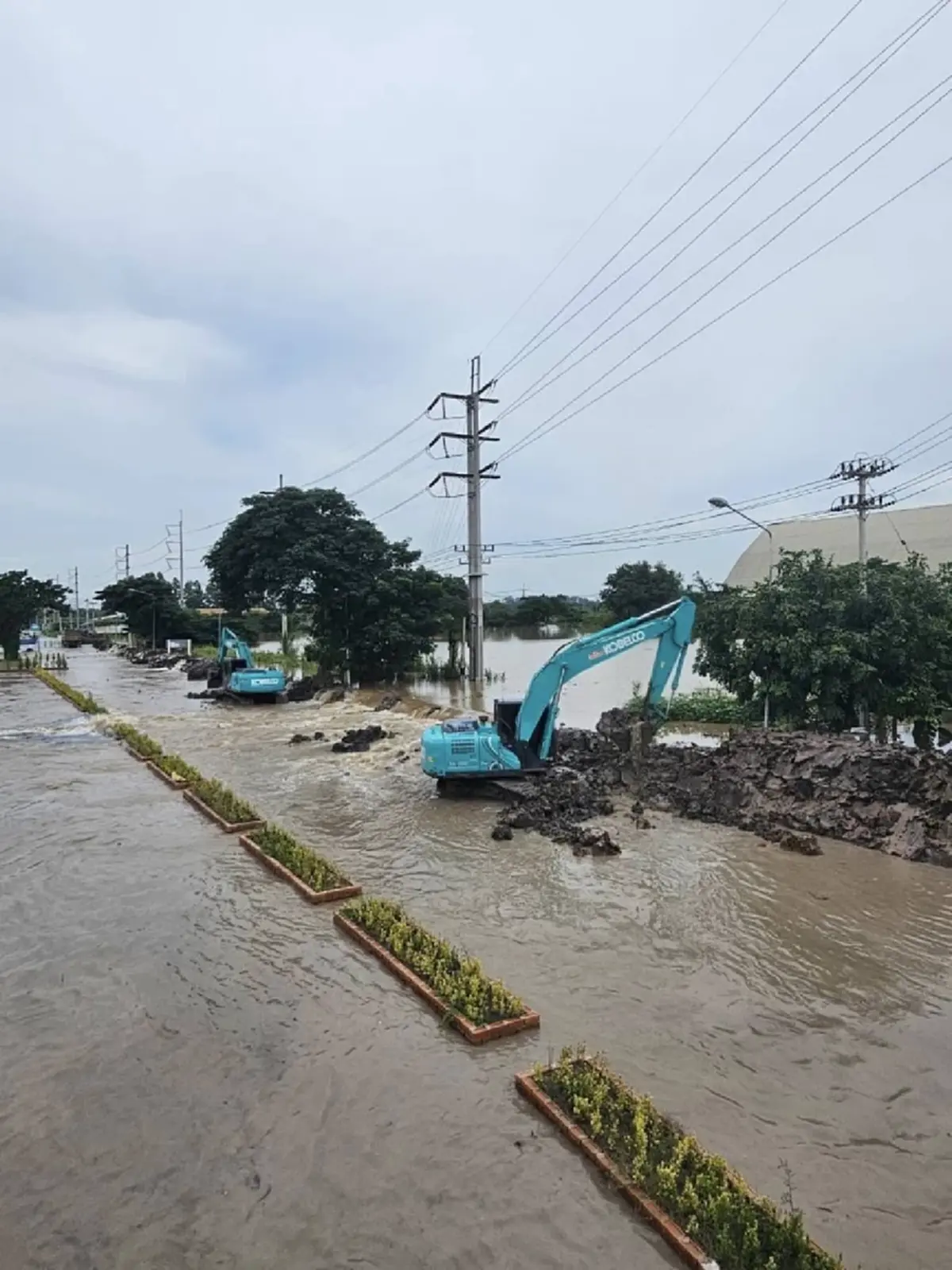 แตกแล้ว! คันดินป่าโมก ทำน้ำเจ้าพระยาทะลักท่วมชุมชนอ่างทอง