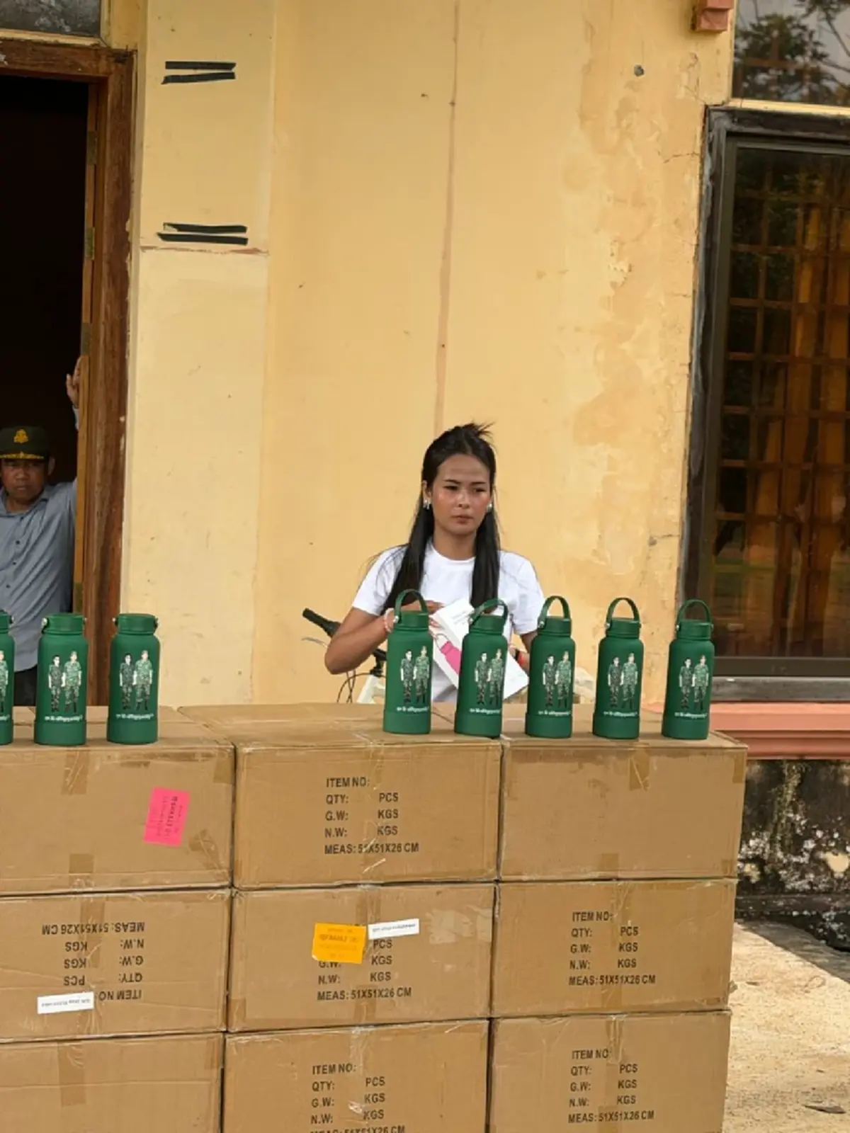 ของขวัญเพื่อกำลังใจ! ฮุน เซน และภริยาส่งกระติกน้ำให้ทหารชายแดน