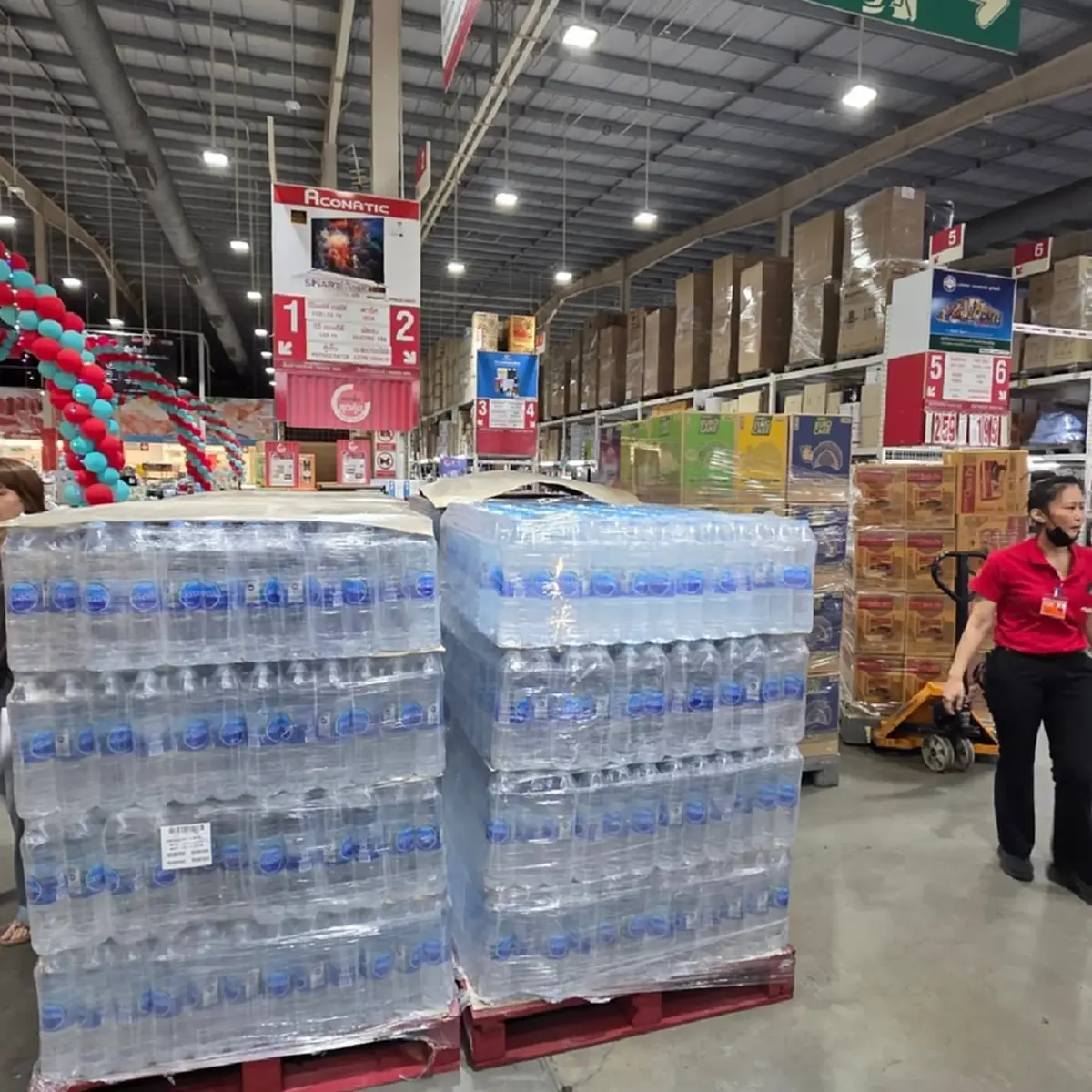 คิวเท โอปป้า เหมารถสิบล้อขนของกิน–น้ำดื่มลงใต้ ช่วยผู้ประสบ