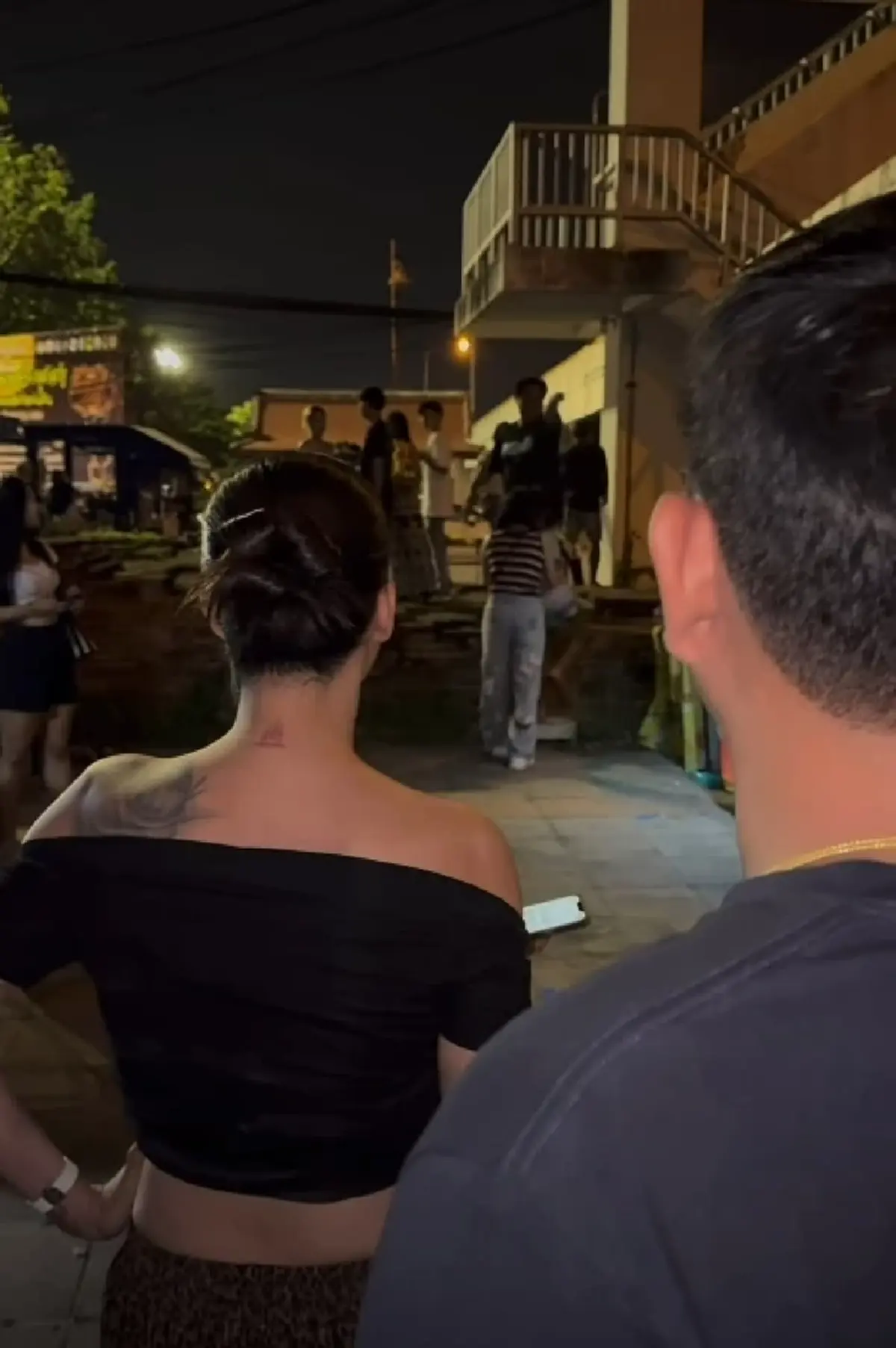 เดือด "นารา" ปะทะชายจุดพลุใส่คนวันลอยกระทง วอนตำรวจจัดการด่วน