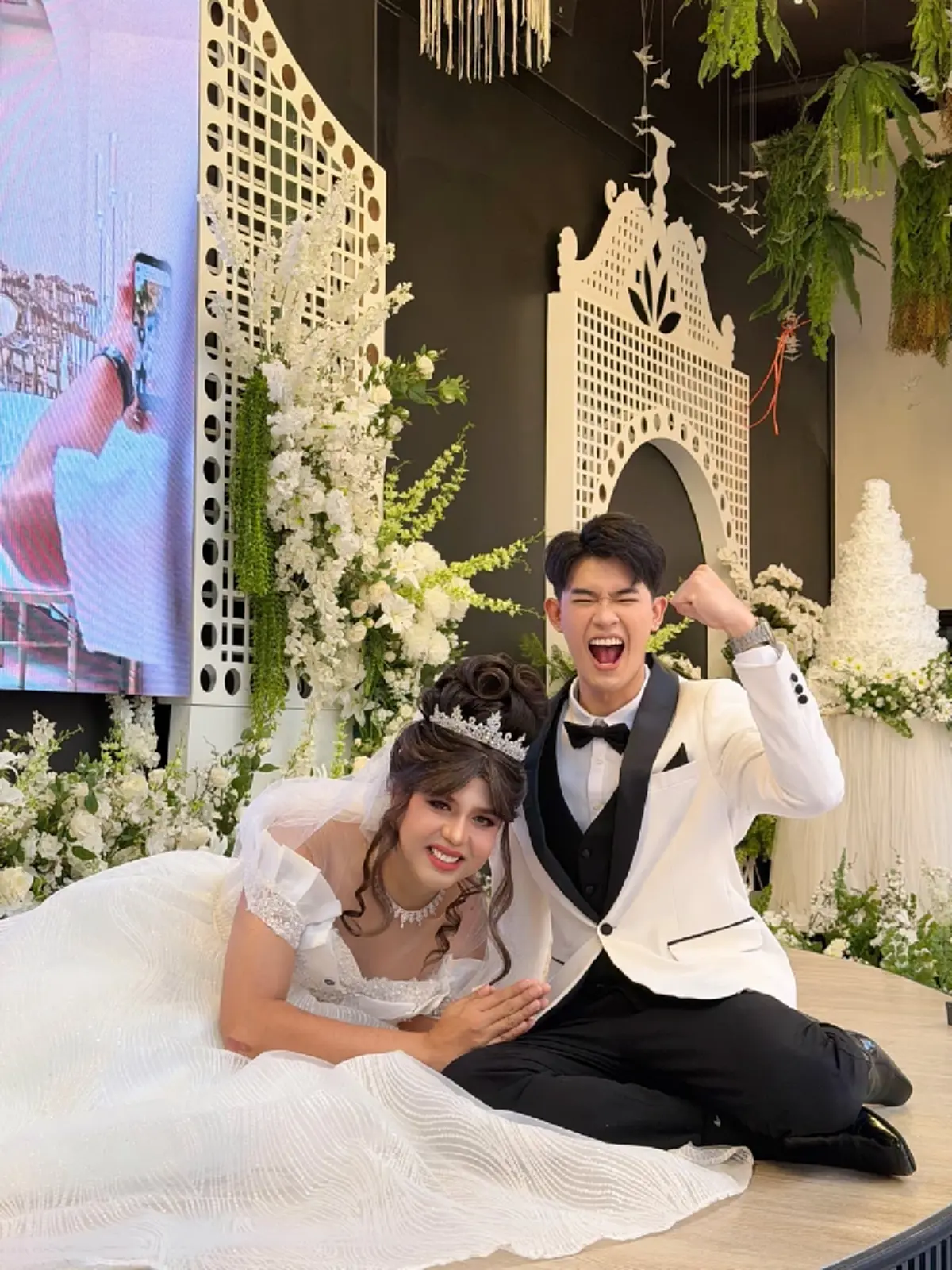 แห่ยินดี แพรรี่ ควงแขนแฟนหนุ่ม ฟอร์ด เข้าพิธีวิวาห์แล้ว