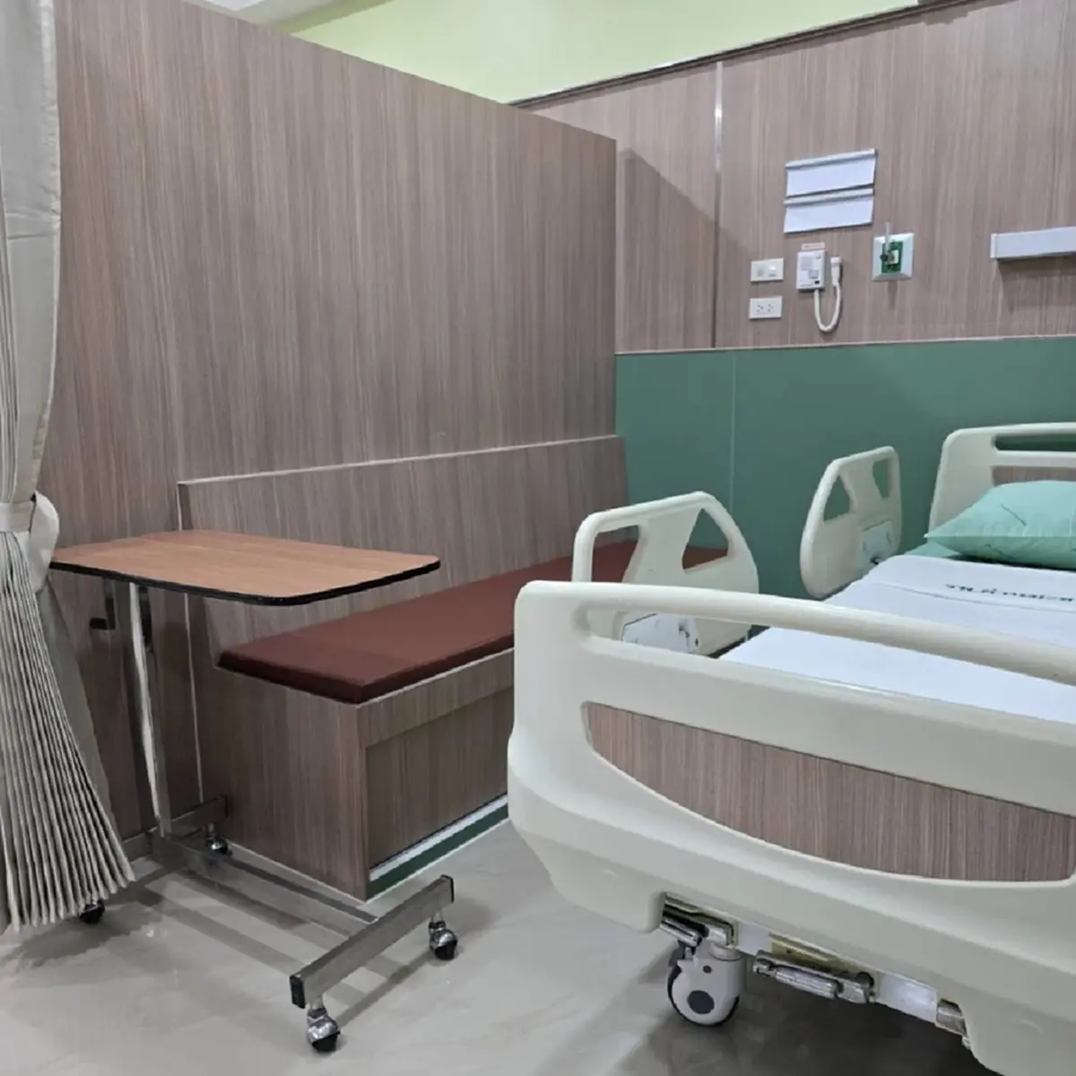 แห่ชื่นชม ตึกผู้ป่วยใน รพ.รัฐ กั้นโซน มีที่นั่งญาติคนไข้