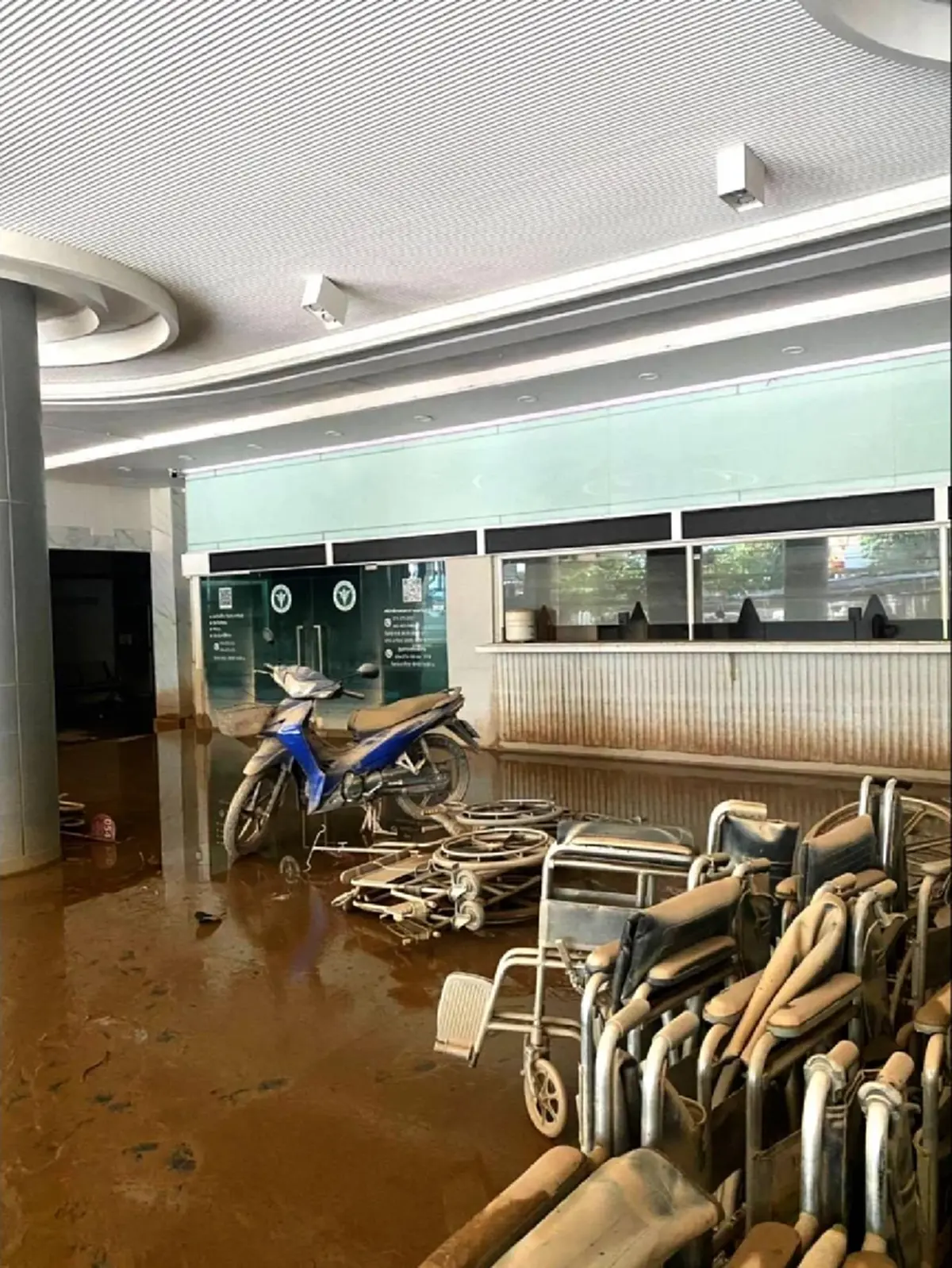 ในหลวงโปรดเกล้าฯ พระราชทานเงิน 100 ล้าน เหตุน้ำท่วมภาคใต้