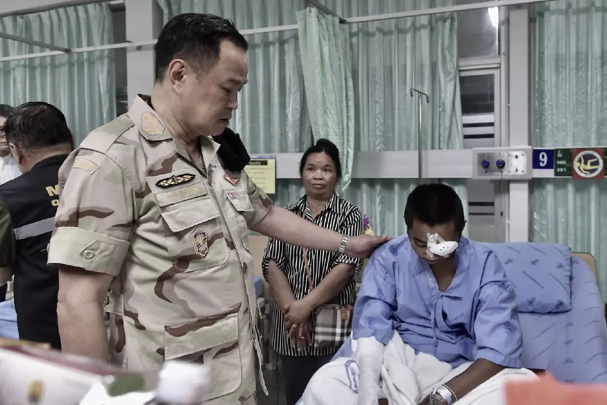 นาทีซึ้ง นายกฯ ปาดน้ำตา เยี่ยมทหารกล้าบาดเจ็บ เหตุเหยียบทุ่นระเบิด