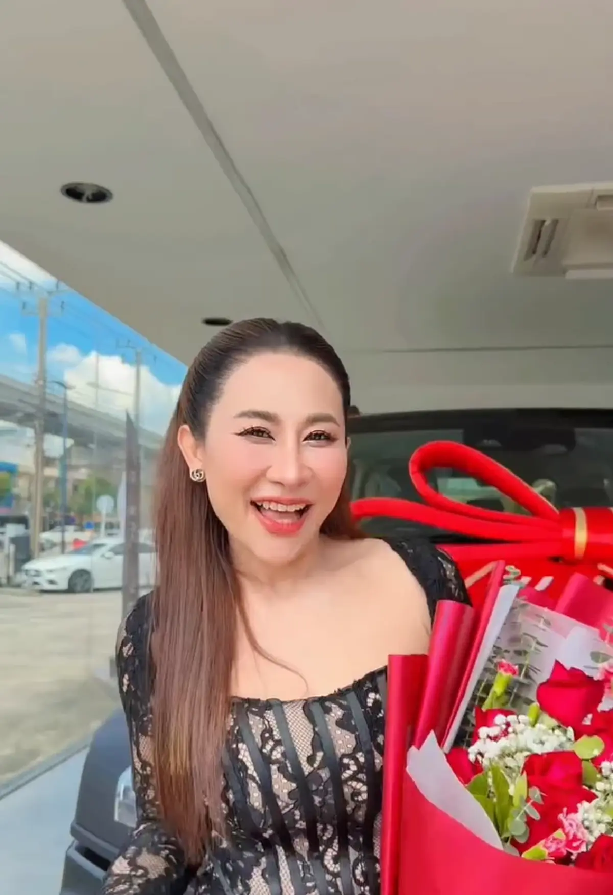 ฤกษ์ดี ลาล่า ถอยรถคันใหม่ป้ายแดง แฟนๆ แห่โฟกัสเลขทะเบียนสวย