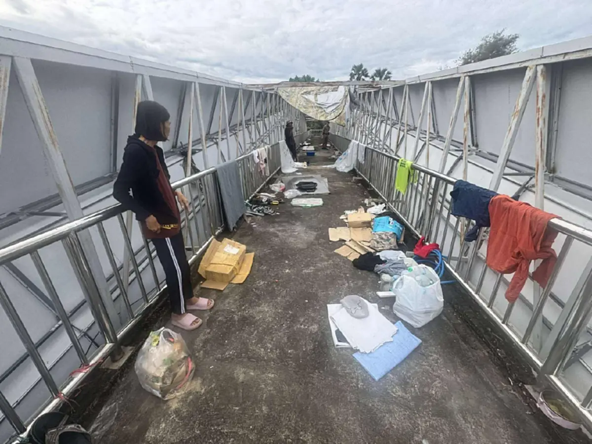 ชาวบ้านเอือมระอา ผัวเมียยึดสะพานลอยทำเป็นบ้านนาน 3 เดือน