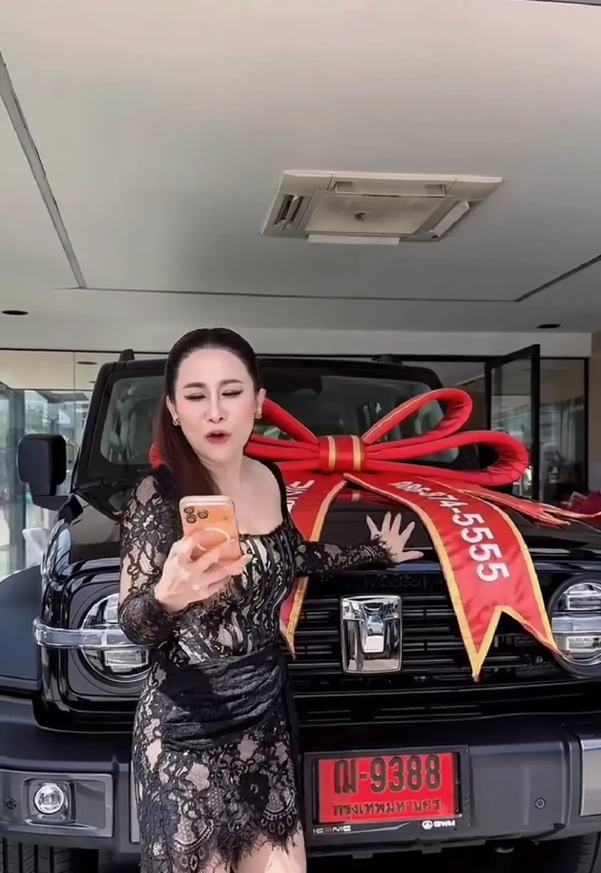 ฤกษ์ดี ลาล่า ถอยรถคันใหม่ป้ายแดง แฟนๆ แห่โฟกัสเลขทะเบียนสวย