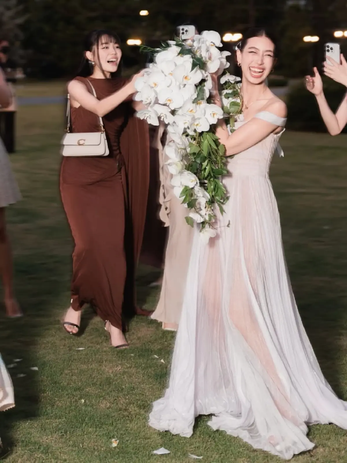 เพื่อนสนิท มิ้นต์ ชาลิดา คว้าช่อดอกไม้งานวิวาห์ ใหม่-เต๋อ